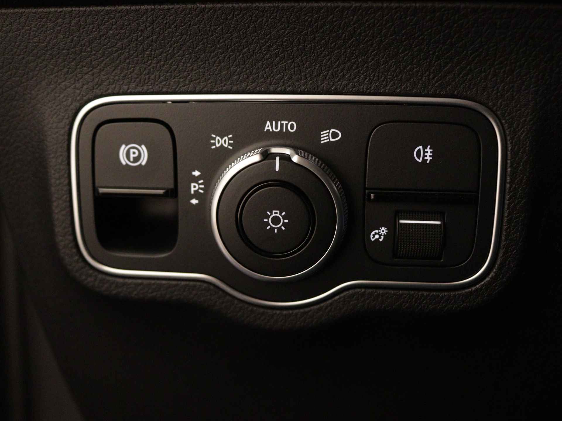 Mercedes-Benz GLB 200 AMG Line | Trekhaak | Nightpakket | Premium Plus pakket | Dodehoekassistent | Parkeerpakket met 360°-camera | Burmester Surround Sound systeem | USB-pakket plus | Keyless-Go comfortpakket | - 28/36