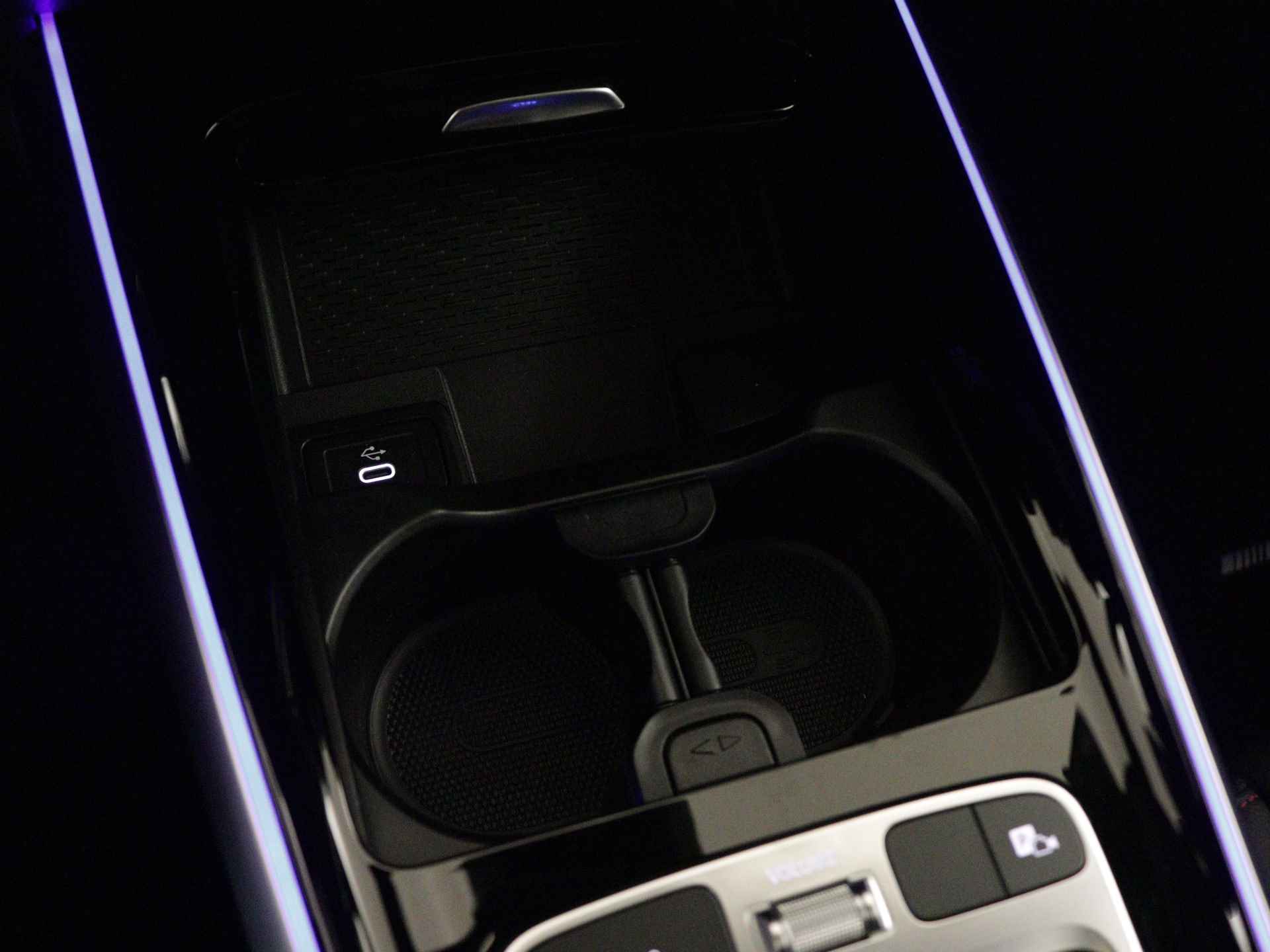 Mercedes-Benz GLB 200 AMG Line | Trekhaak | Nightpakket | Premium Plus pakket | Dodehoekassistent | Parkeerpakket met 360°-camera | Burmester Surround Sound systeem | USB-pakket plus | Keyless-Go comfortpakket | - 29/36