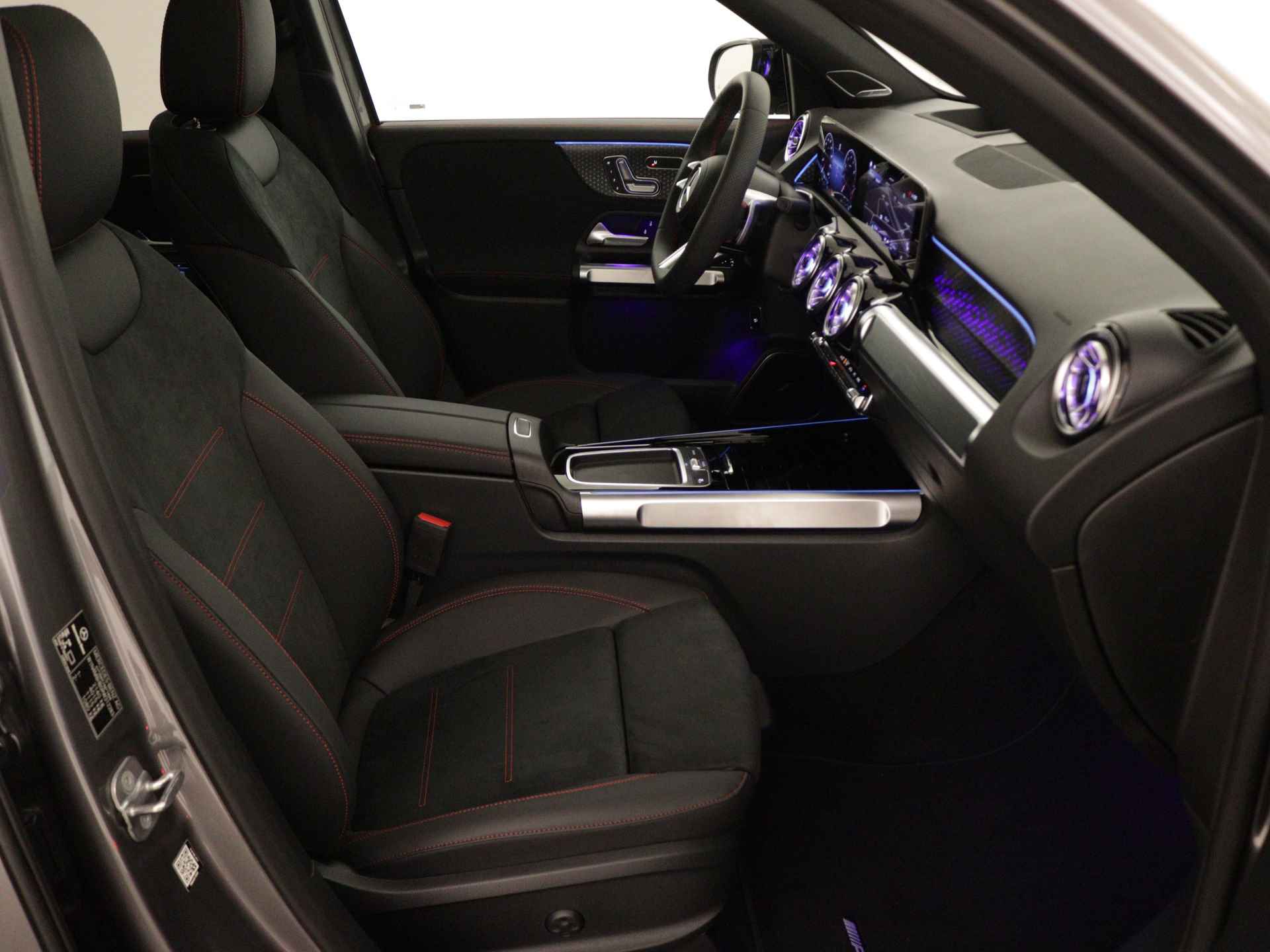 Mercedes-Benz GLB 200 AMG Line | Trekhaak | Nightpakket | Premium Plus pakket | Dodehoekassistent | Parkeerpakket met 360°-camera | Burmester Surround Sound systeem | USB-pakket plus | Keyless-Go comfortpakket | - 30/36