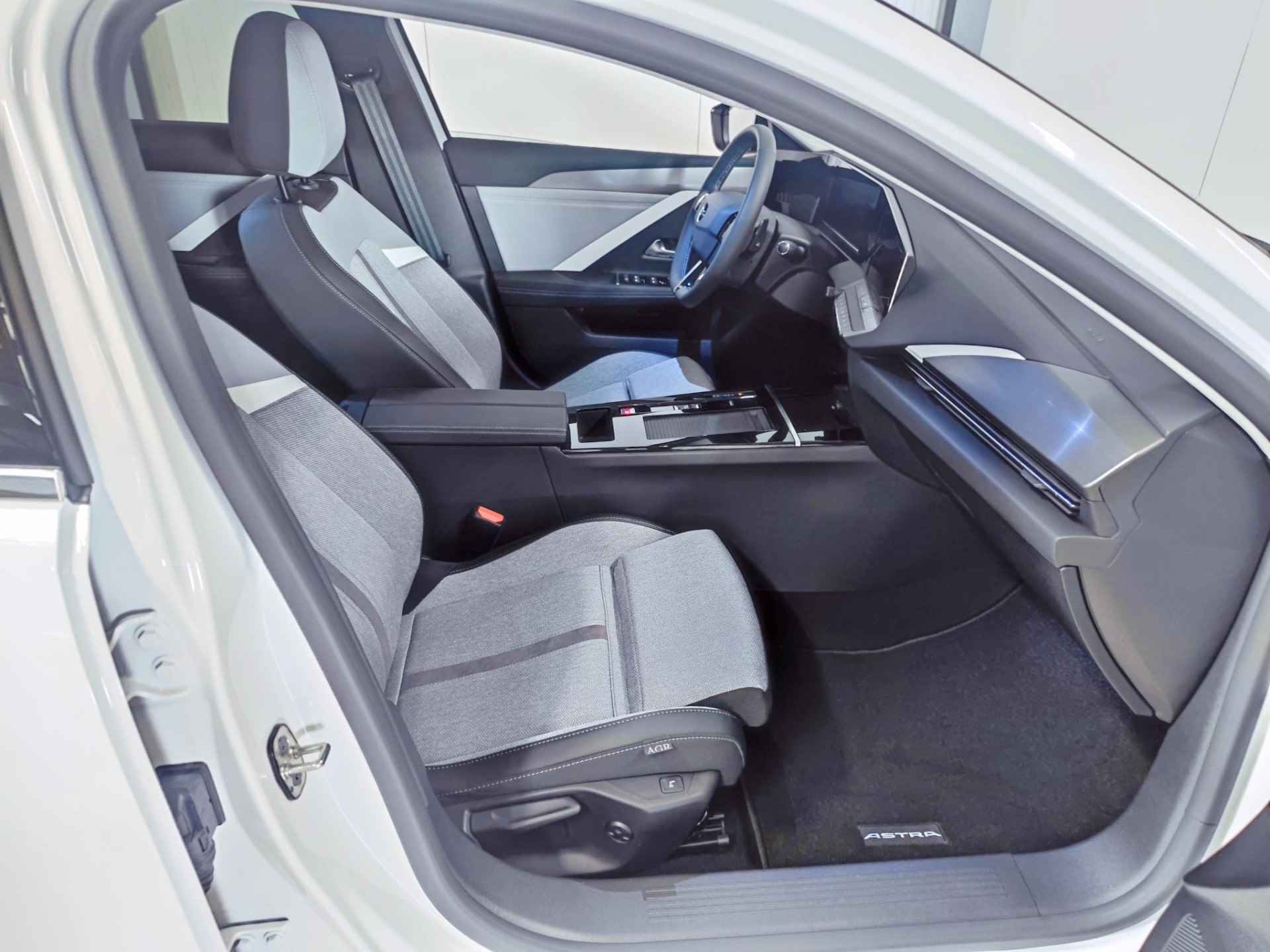 Opel Astra 1.5 CDTI Business Elegance automaat Black Pack I navi | camera | adaptive cruise | AGR | keyless | winterpakket - 4/37