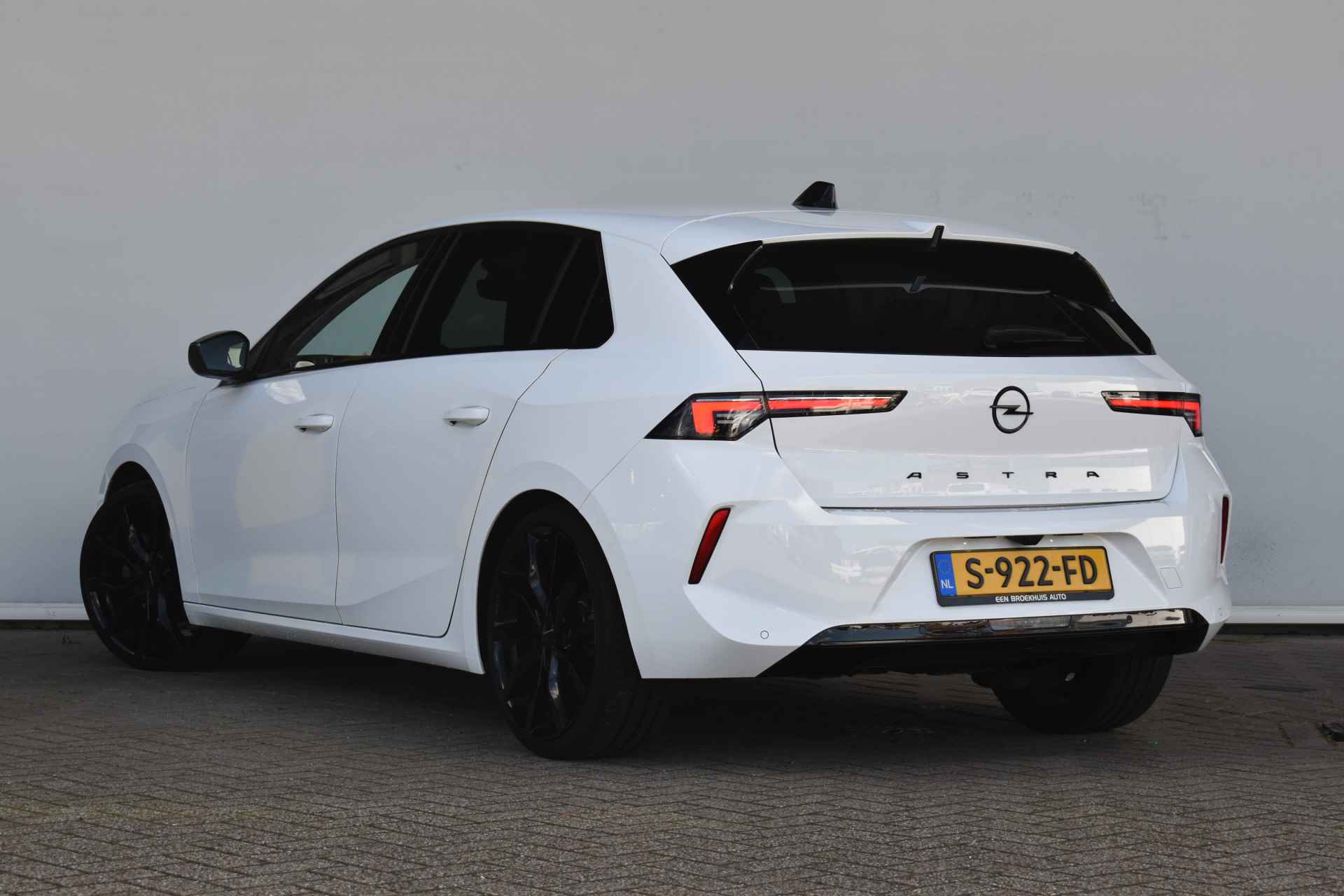 Opel Astra 1.5 CDTI Business Elegance automaat Black Pack I navi | camera | adaptive cruise | AGR | keyless | winterpakket - 5/37