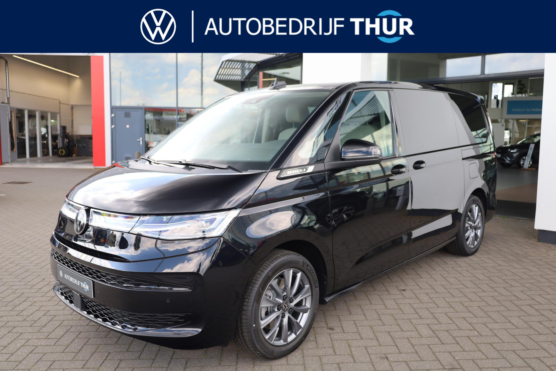 Volkswagen Multivan 1.4 eHybrid L2 Bulli Edition 150PK / 110kW, Panoramadak, verwarmbare voorstoelen met massage- en geheugenfunctie, 3-zone climatronic, full map navigatie, cruise control, draadloos Apple Carplay / Android Auto, alarmsysteem, keyless start & entry, achteruitrijcamera (rear view), parkeersensoren voor en achter (pdc), multifunctioneel lederen stuurwiel, 19" LMV, elektrisch verstel-, verwarm- en inklapbare buitenspiegels (spiegel pakket)