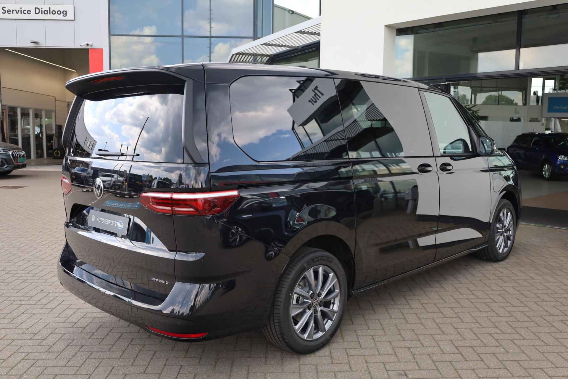 Volkswagen Multivan 1.4 eHybrid L2 Bulli Edition 150PK / 110kW, Panoramadak, verwarmbare voorstoelen met massage- en geheugenfunctie, 3-zone climatronic, full map navigatie, cruise control, draadloos Apple Carplay / Android Auto, alarmsysteem, keyless start & entry, achteruitrijcamera (rear view), parkeersensoren voor en achter (pdc), multifunctioneel lederen stuurwiel, 19" LMV, elektrisch verstel-, verwarm- en inklapbare buitenspiegels (spiegel pakket) - 2/52