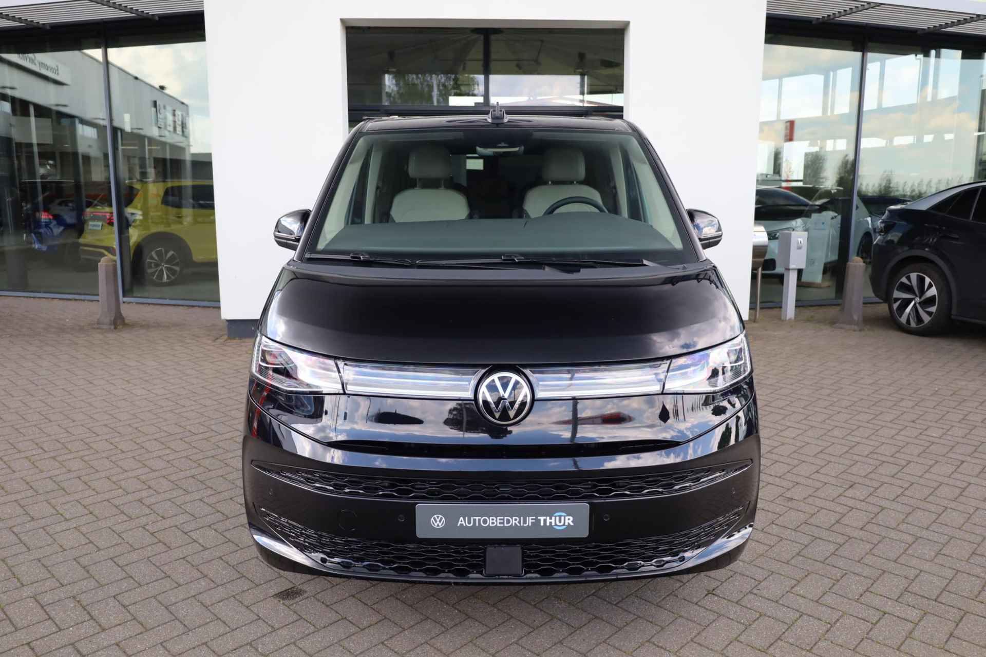 Volkswagen Multivan 1.4 eHybrid L2 Bulli Edition 150PK / 110kW, Panoramadak, verwarmbare voorstoelen met massage- en geheugenfunctie, 3-zone climatronic, full map navigatie, cruise control, draadloos Apple Carplay / Android Auto, alarmsysteem, keyless start & entry, achteruitrijcamera (rear view), parkeersensoren voor en achter (pdc), multifunctioneel lederen stuurwiel, 19" LMV, elektrisch verstel-, verwarm- en inklapbare buitenspiegels (spiegel pakket) - 3/52