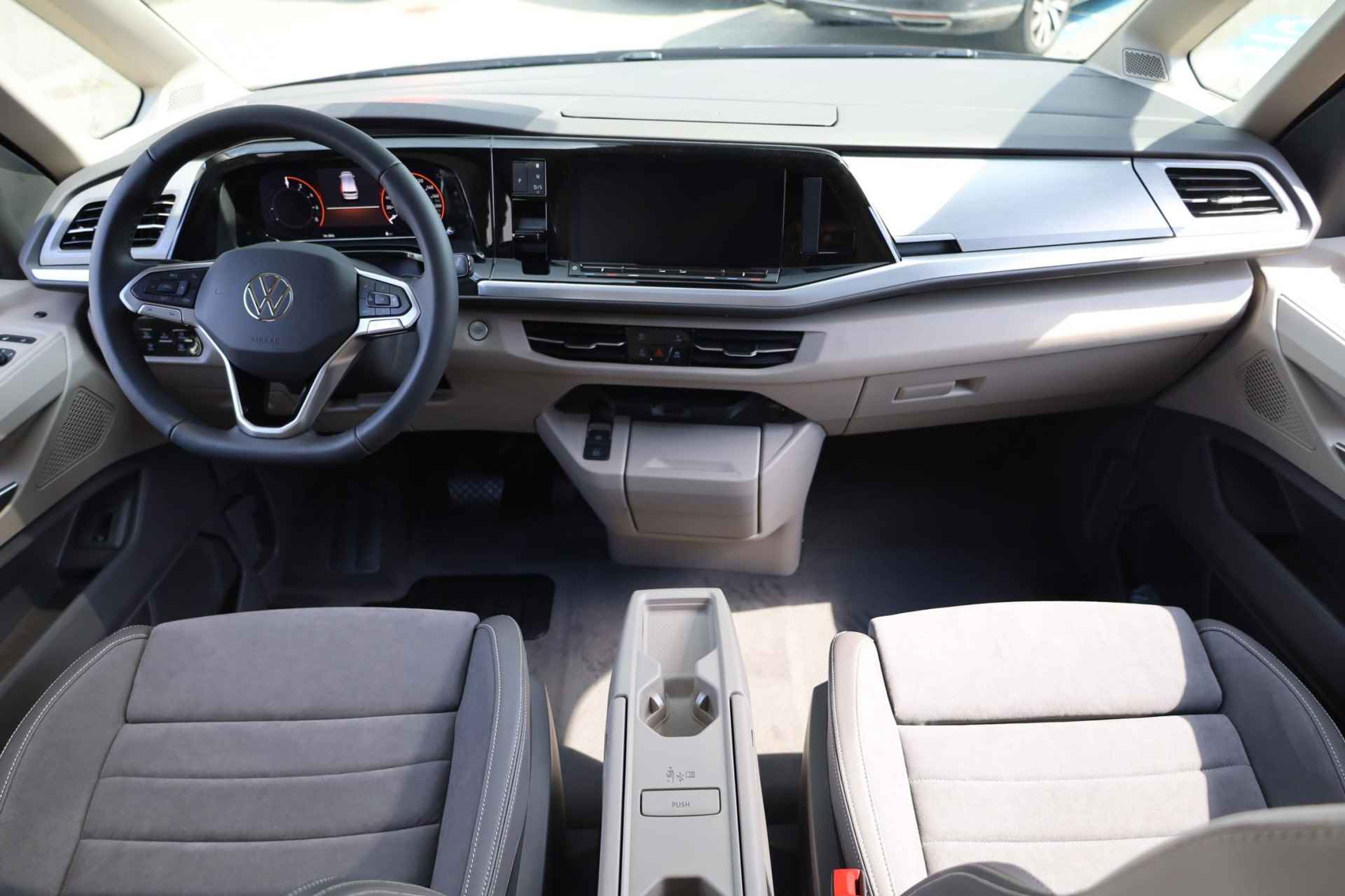 Volkswagen Multivan 1.4 eHybrid L2 Bulli Edition 150PK / 110kW, Panoramadak, verwarmbare voorstoelen met massage- en geheugenfunctie, 3-zone climatronic, full map navigatie, cruise control, draadloos Apple Carplay / Android Auto, alarmsysteem, keyless start & entry, achteruitrijcamera (rear view), parkeersensoren voor en achter (pdc), multifunctioneel lederen stuurwiel, 19" LMV, elektrisch verstel-, verwarm- en inklapbare buitenspiegels (spiegel pakket) - 4/52