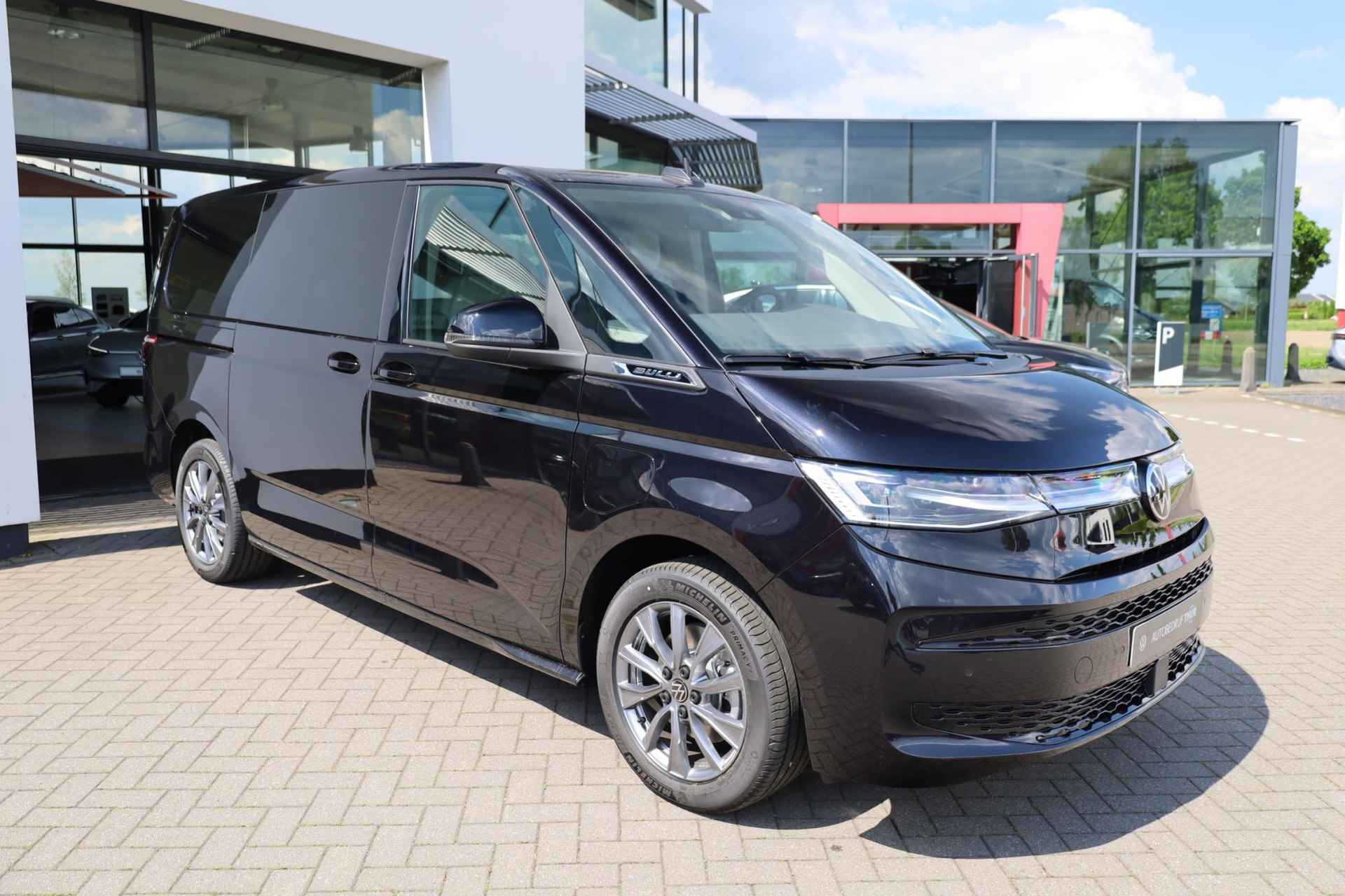 Volkswagen Multivan 1.4 eHybrid L2 Bulli Edition 150PK / 110kW, Panoramadak, verwarmbare voorstoelen met massage- en geheugenfunctie, 3-zone climatronic, full map navigatie, cruise control, draadloos Apple Carplay / Android Auto, alarmsysteem, keyless start & entry, achteruitrijcamera (rear view), parkeersensoren voor en achter (pdc), multifunctioneel lederen stuurwiel, 19" LMV, elektrisch verstel-, verwarm- en inklapbare buitenspiegels (spiegel pakket) - 5/52