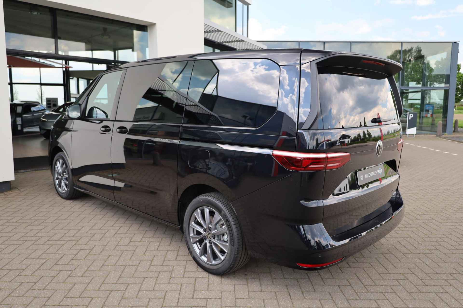 Volkswagen Multivan 1.4 eHybrid L2 Bulli Edition 150PK / 110kW, Panoramadak, verwarmbare voorstoelen met massage- en geheugenfunctie, 3-zone climatronic, full map navigatie, cruise control, draadloos Apple Carplay / Android Auto, alarmsysteem, keyless start & entry, achteruitrijcamera (rear view), parkeersensoren voor en achter (pdc), multifunctioneel lederen stuurwiel, 19" LMV, elektrisch verstel-, verwarm- en inklapbare buitenspiegels (spiegel pakket) - 6/52