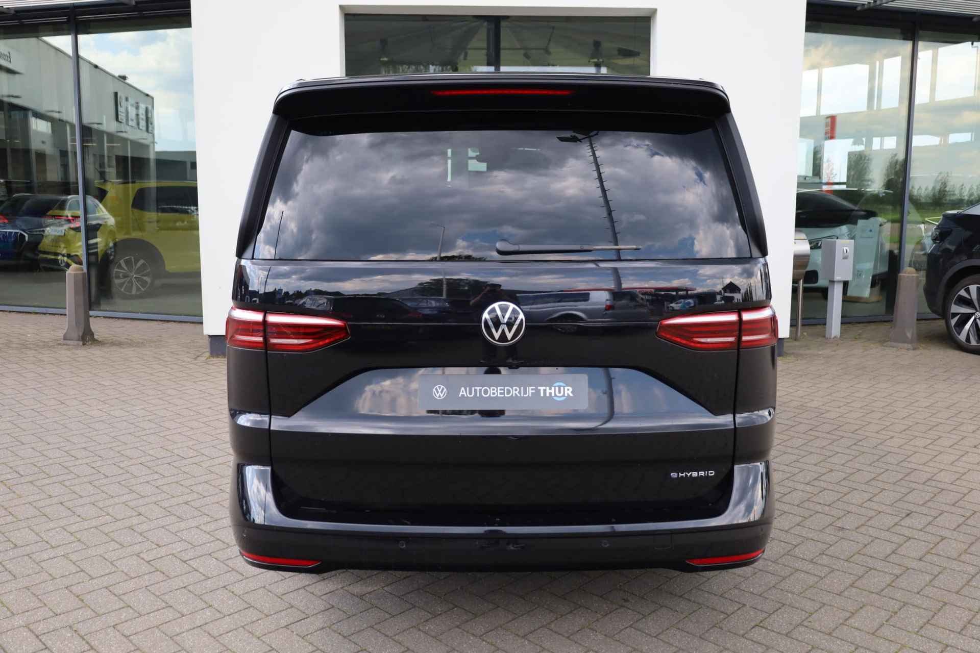 Volkswagen Multivan 1.4 eHybrid L2 Bulli Edition 150PK / 110kW, Panoramadak, verwarmbare voorstoelen met massage- en geheugenfunctie, 3-zone climatronic, full map navigatie, cruise control, draadloos Apple Carplay / Android Auto, alarmsysteem, keyless start & entry, achteruitrijcamera (rear view), parkeersensoren voor en achter (pdc), multifunctioneel lederen stuurwiel, 19" LMV, elektrisch verstel-, verwarm- en inklapbare buitenspiegels (spiegel pakket) - 7/52