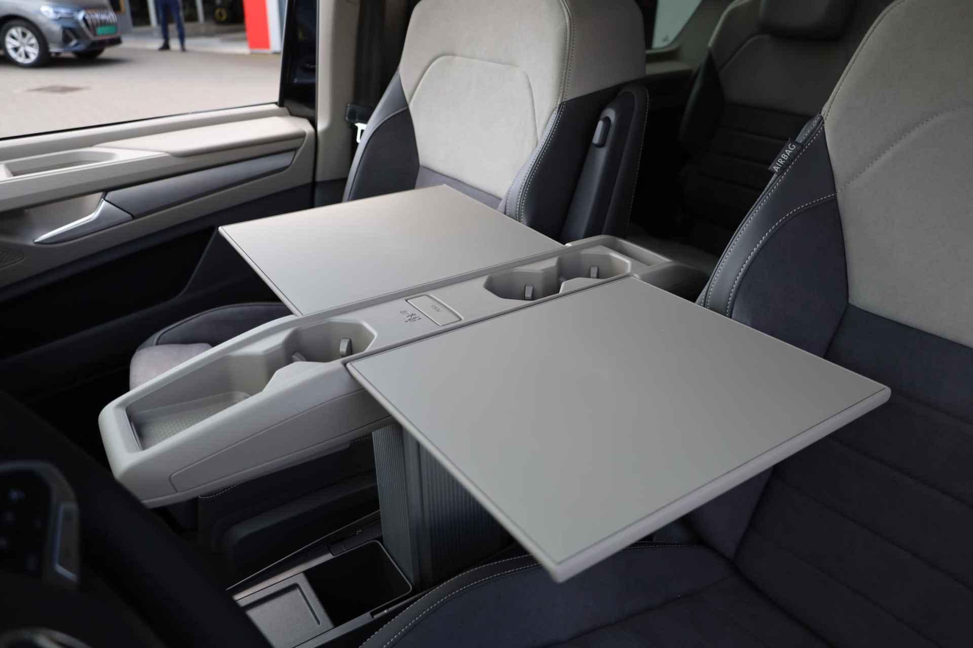 Volkswagen Multivan 1.4 eHybrid L2 Bulli Edition 150PK / 110kW, Panoramadak, verwarmbare voorstoelen met massage- en geheugenfunctie, 3-zone climatronic, full map navigatie, cruise control, draadloos Apple Carplay / Android Auto, alarmsysteem, keyless start & entry, achteruitrijcamera (rear view), parkeersensoren voor en achter (pdc), multifunctioneel lederen stuurwiel, 19" LMV, elektrisch verstel-, verwarm- en inklapbare buitenspiegels (spiegel pakket) - 45/52