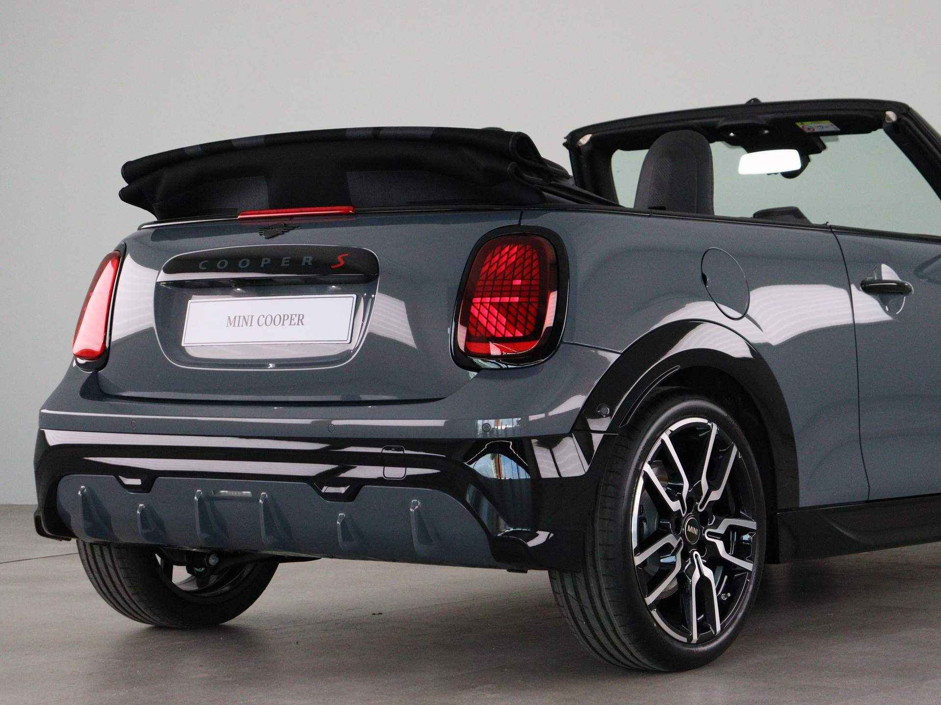 MINI Cooper Cabrio S John Cooper Works Pakket XL PRIVATE LEASE EUR 915,- (48 mnd/10.000 km) - 29/34