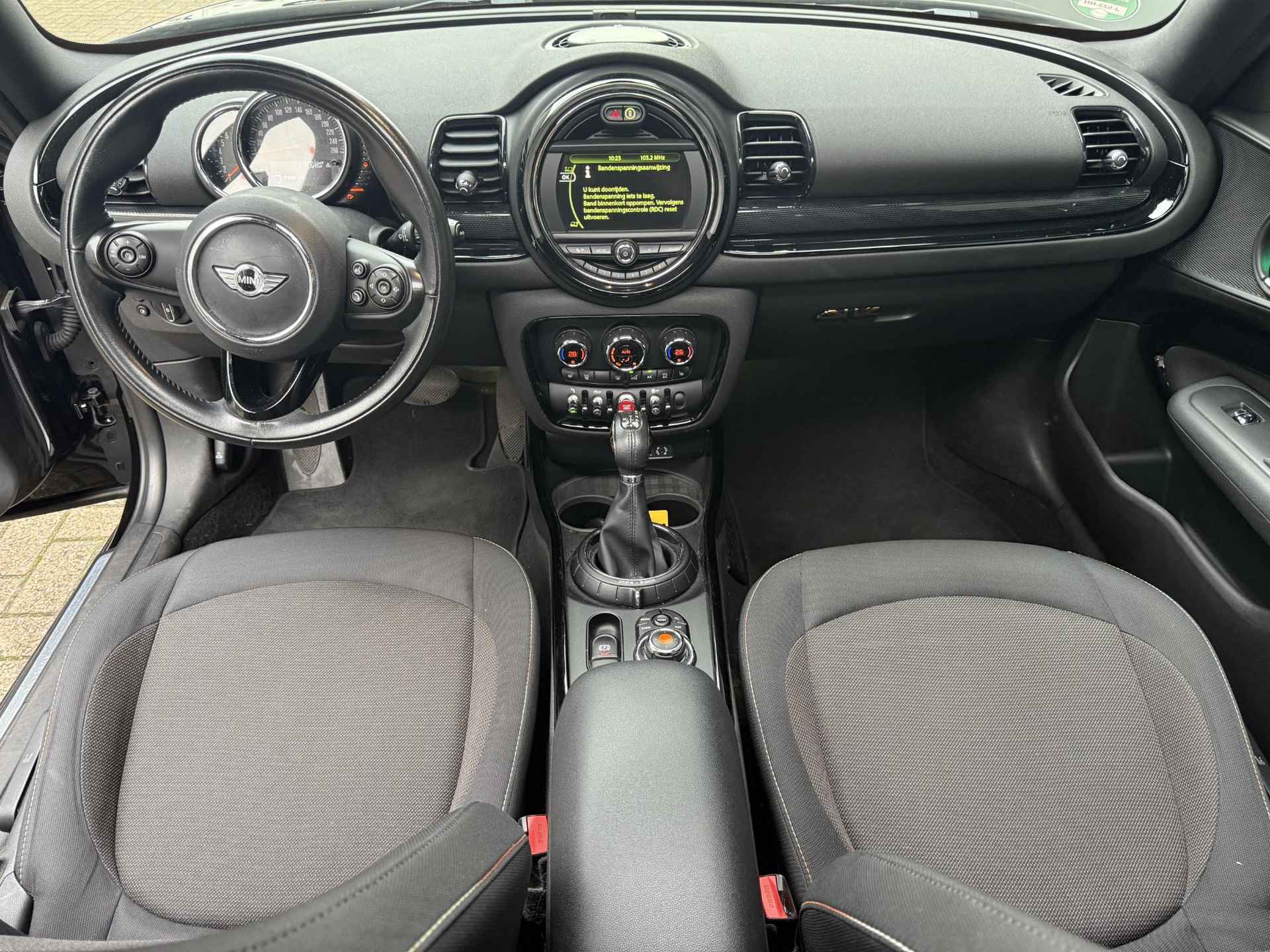 Mini Mini Clubman 1.5 One Chili Serious Business /Panoramadak / Cruise Control / Stoelverwarming / Navigatie / All Season banden / Parkeer sensoren voor en achter - 2/32