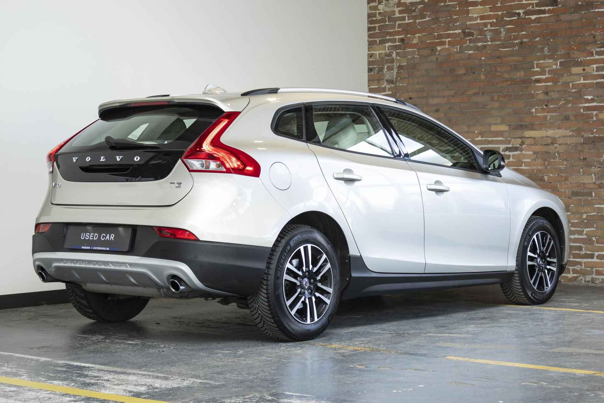 Volvo V40 Cross Country T3 Automaat Nordic+ | Dealer onderhouden | Parkeerverwarming | Volvo on Call | Parkeersensoren achter | High performance audio | Navigatie | Climate control - 4/39