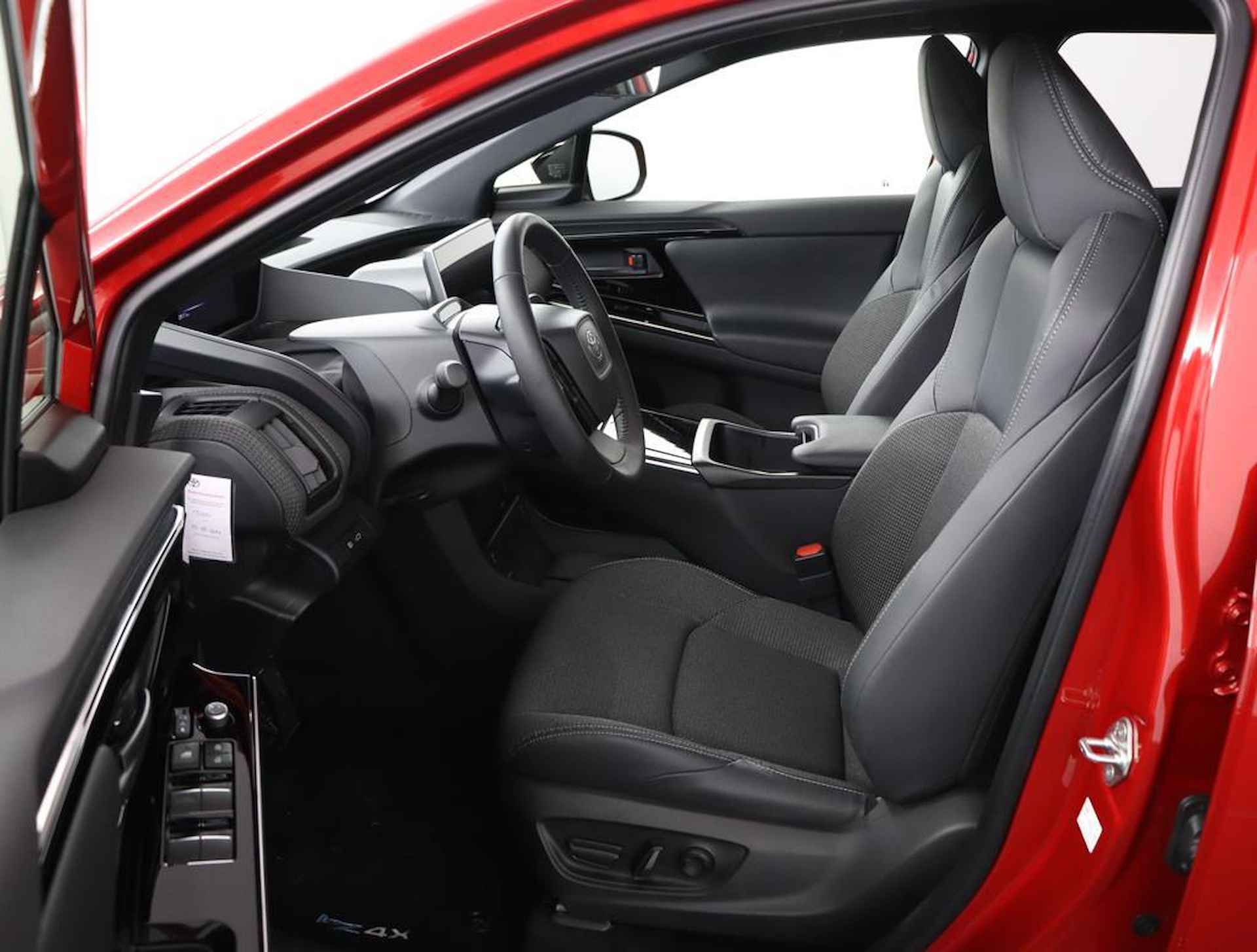 Toyota bZ4X Dynamic 71 kWh | 360 Camera | Dodehoek detectie | Parkeer sensoren voor + achter | Electrische achterklep | Stoelverwarming - 18/60