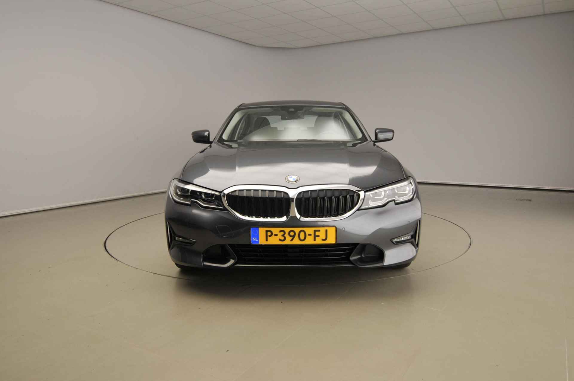 BMW 3 Serie Sedan 318i | LED | Navigatie | Sportstoelen | Shadow Line | DAB | Hifi speakers | Alu 17 inch - 4/35