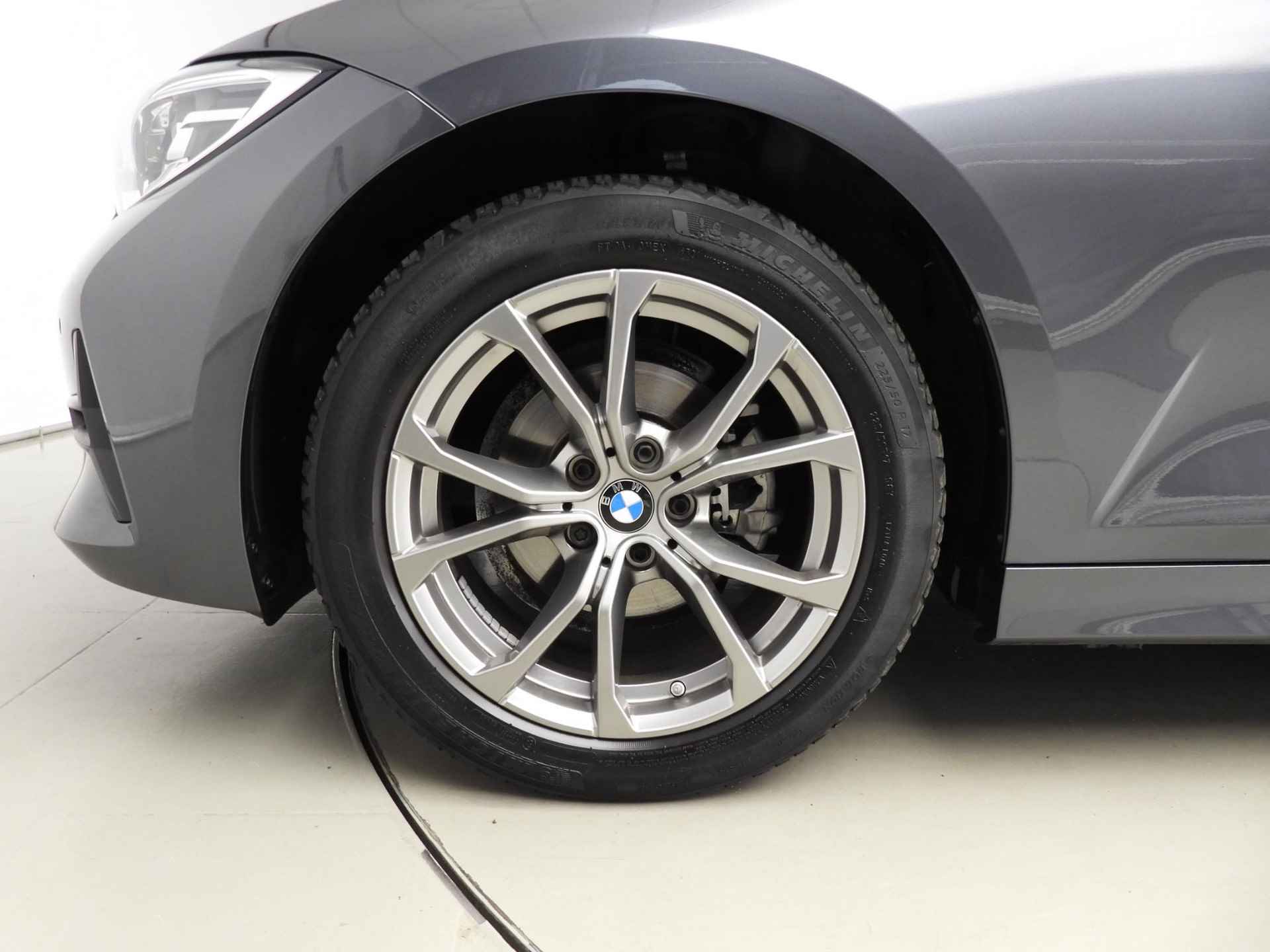 BMW 3 Serie Sedan 318i | LED | Navigatie | Sportstoelen | Shadow Line | DAB | Hifi speakers | Alu 17 inch - 35/35