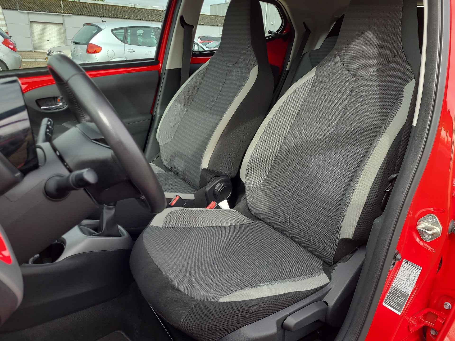 Toyota Aygo 1.0 VVT-i x-play | Apple CarPlay / Android Auto | Parkeercamera | Rijklaarprijs incl. garantie | - 11/30