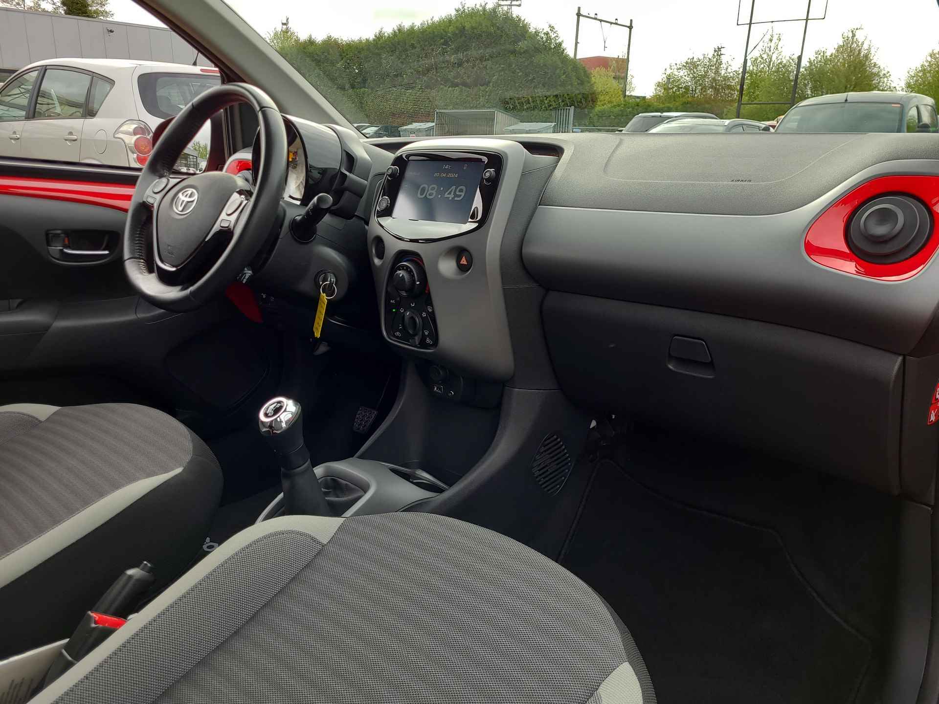 Toyota Aygo 1.0 VVT-i x-play | Apple CarPlay / Android Auto | Parkeercamera | Rijklaarprijs incl. garantie | - 20/30