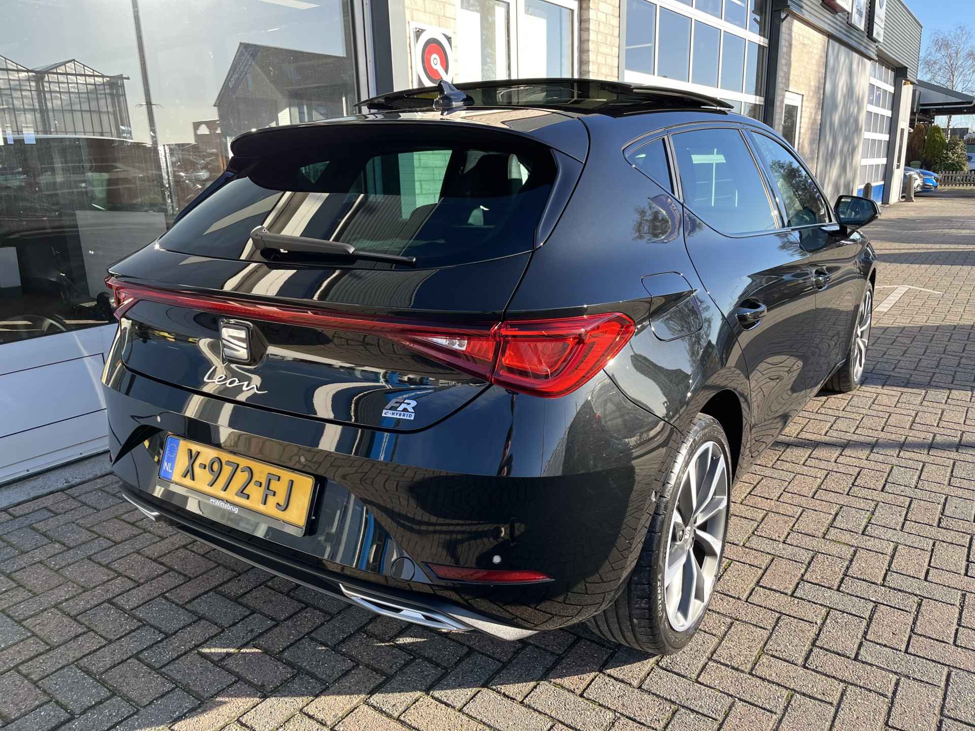 SEAT Leon 1.4 TSI eHybrid PHEV FR Business Intense / AUTOMAAT/ PANO/ CAMERA/ PARK. SENSOREN/ MATRIX/ DODE HOEK/ MEMORY SEATS/ KEYLESS/ STUUR VERWARM./ ADAPT. CRUISE/ APP-CONNECT/ NAVI/ CLIMA/ DAB/ 18" LMV - 44/49