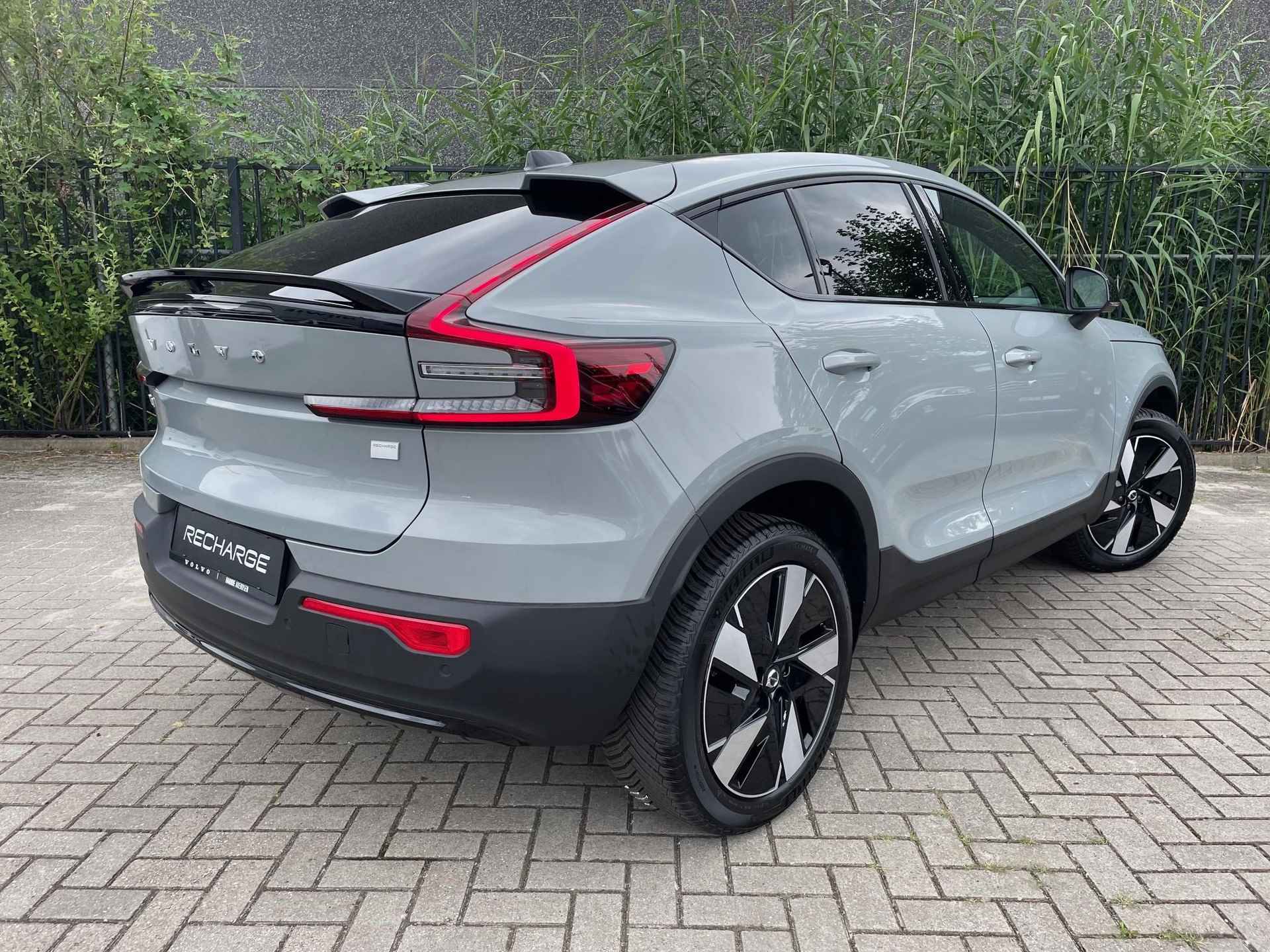 Volvo C40 Single Motor Extended Range Plus 82 kWh | Extra getint glas | Adaptieve cruise control | Stoelverwarming | Dodehoek detectie | achteruitrijcamera | - 3/4