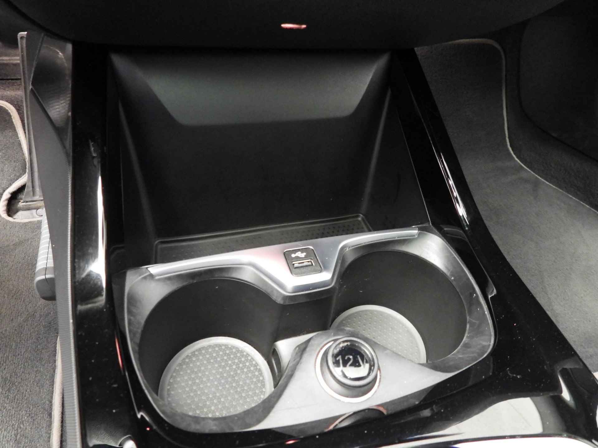 BMW 1 Serie 5-deurs 118i | LED | Navigatie | Schuifdak | Sportstoelen | Chrome Line | DAB | Hifi speakers | Alu 17 inch - 26/35