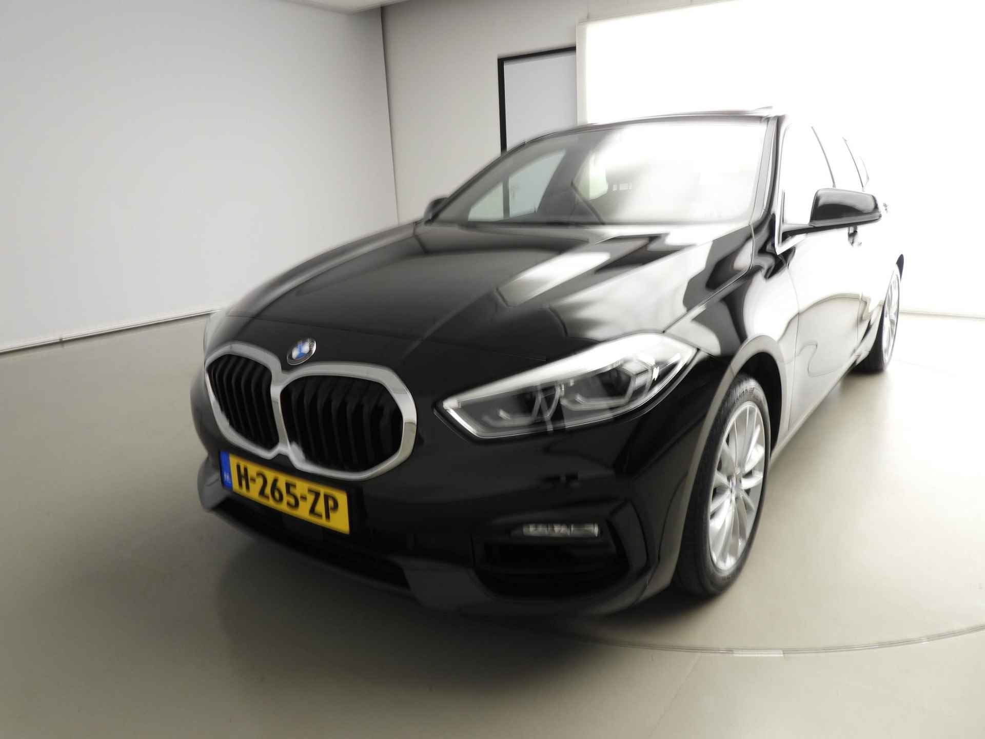 BMW 1 Serie 5-deurs 118i | LED | Navigatie | Schuifdak | Sportstoelen | Chrome Line | DAB | Hifi speakers | Alu 17 inch - 33/35