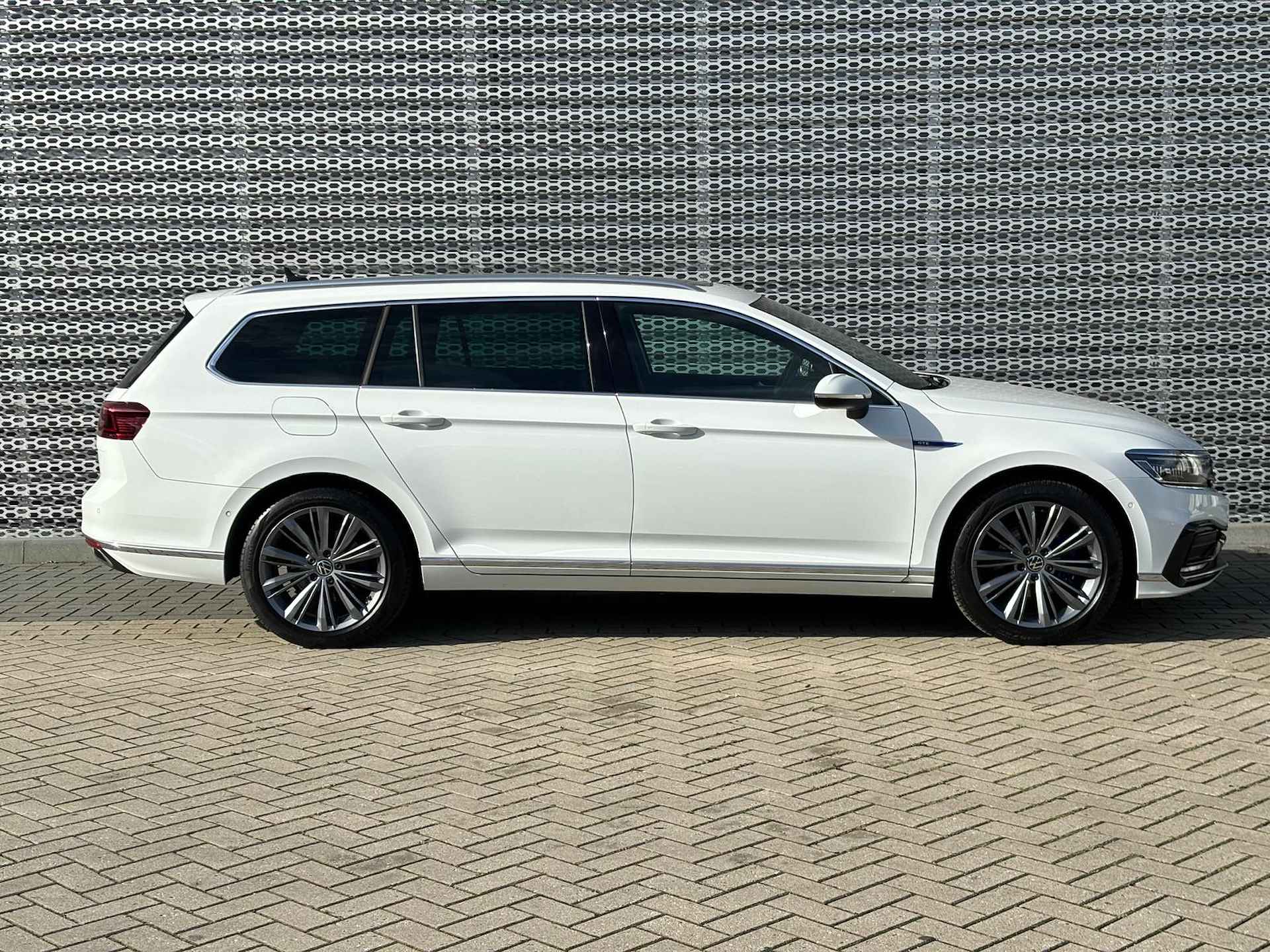 Volkswagen Passat Variant 1.4 TSI PHEV 218pk DSG GTE Business Panoramadak / Digitale Cockpit / LED / Stoel & Stuurverwarming / 18" LMV ** - 32/33