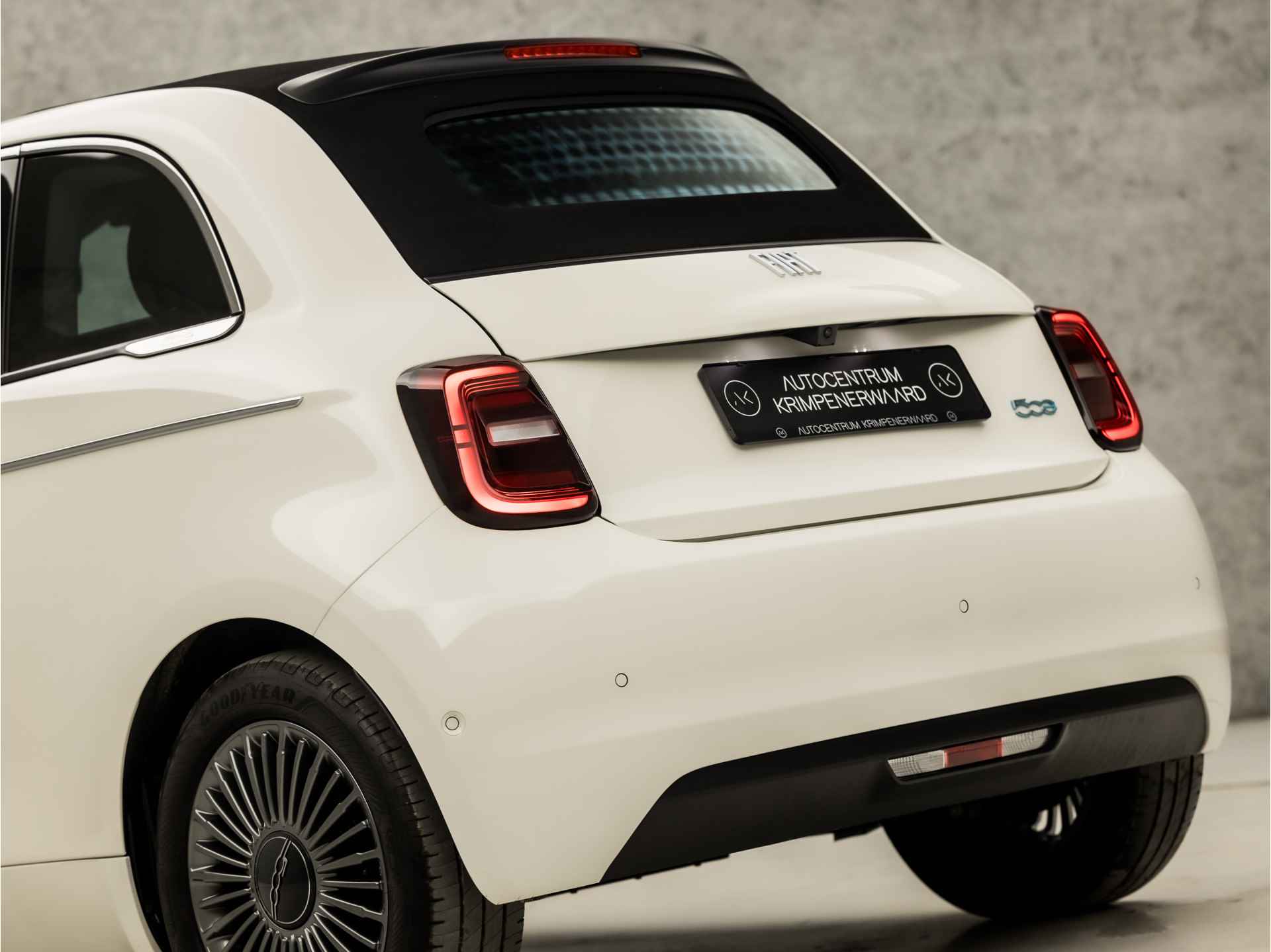 Fiat 500C Icon 42 kWh Automaat (APPLE CARPLAY, GROOT NAVI, CAMERA, STOELVERWARMING, KEYLESS, SPORTSTOELEN, GETINT GLAS, CRUISE, LED KOPLAMPEN, NIEUWSTAAT) - 14/38