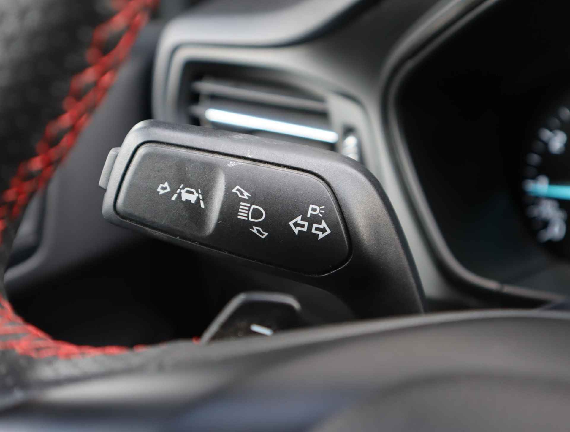 Ford Focus 1.5 EcoBoost ST Line Business 182PK | LED | Stoel, Stuur en Voorruitverwarming | Climate Control | Camera | Keyless | Parkeersensoren | Regensensor | Apple Carplay - 24/60