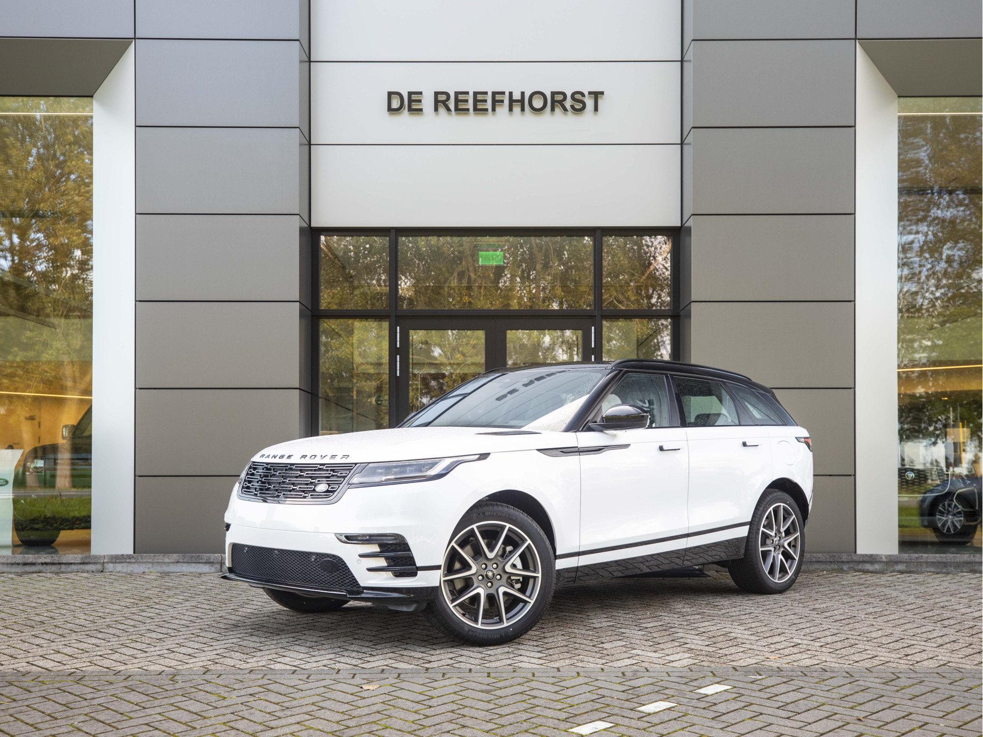 Land Rover Range Rover Velar P400e 404pk AWD Dynamic HSE PHEV | Ostuni White | Head-up Display | Black Pack | Ambiance Verlichting | Stoelventilatie