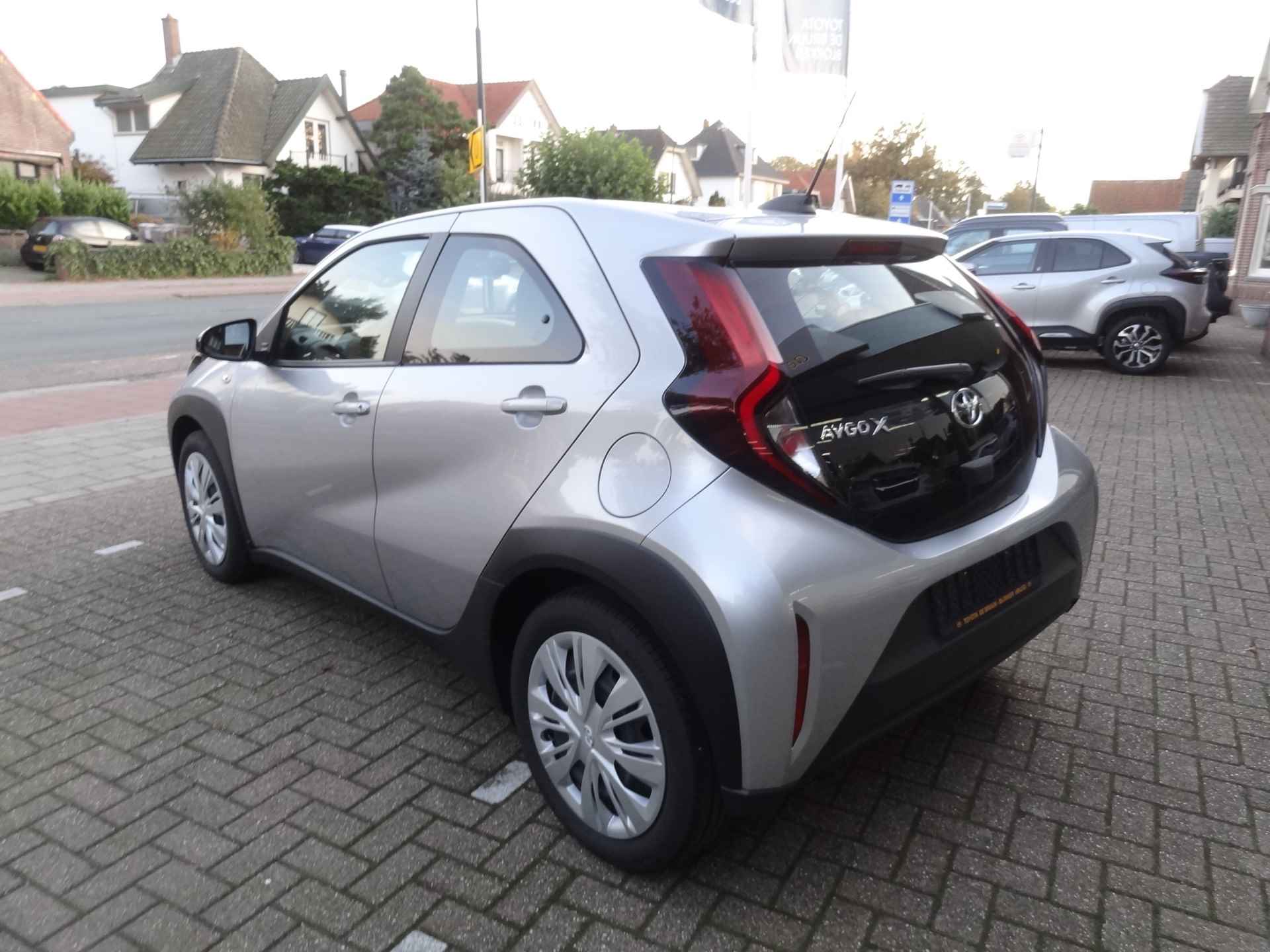 Toyota Aygo X 1.0 VVT-i Automaat play Apple Carplay Android Auto / parkeercamera / 10 jaar garantie / auto komt rechtstreeks van Toyota / rijk - 6/34