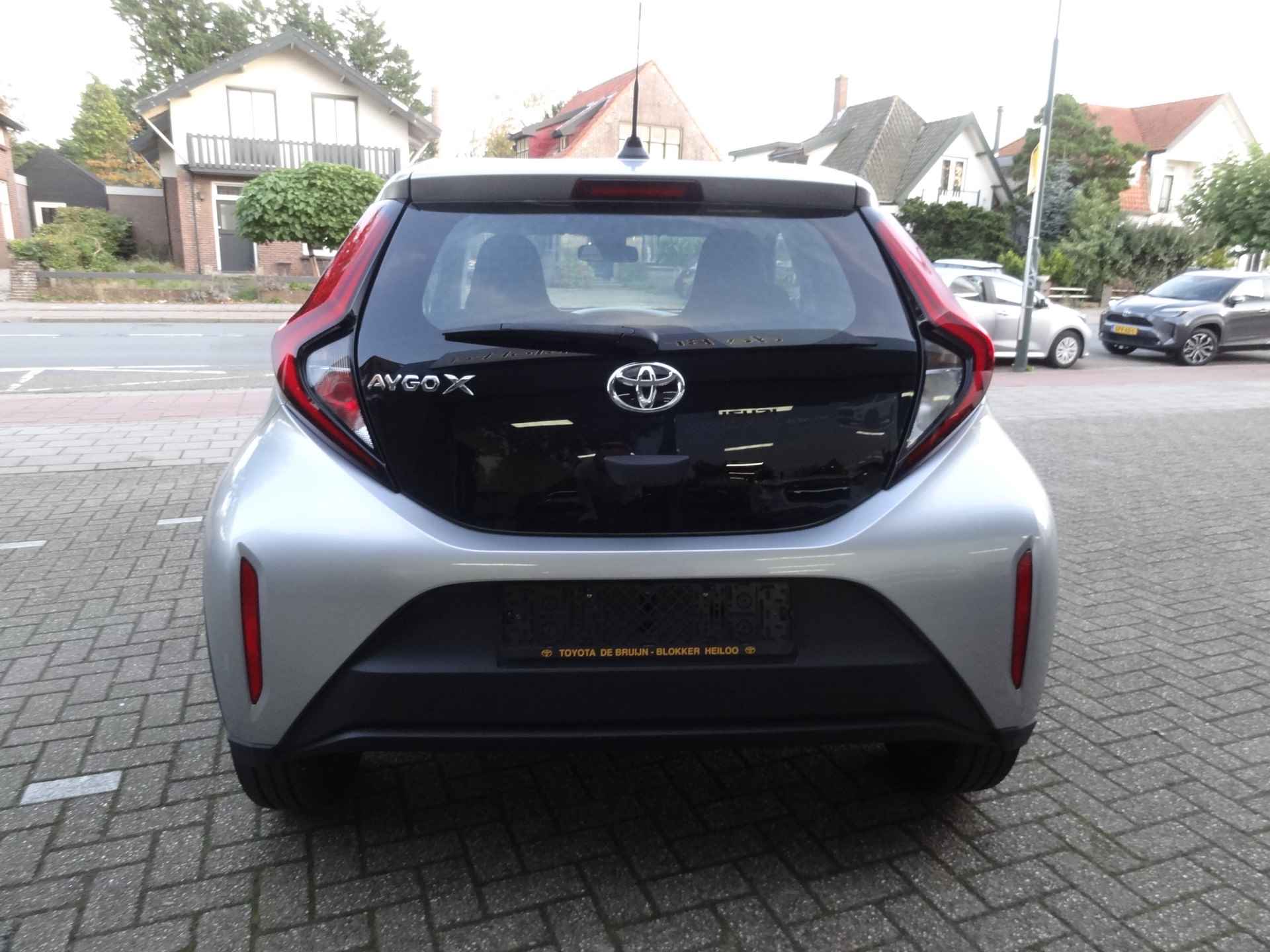 Toyota Aygo X 1.0 VVT-i Automaat play Apple Carplay Android Auto / parkeercamera / 10 jaar garantie / auto komt rechtstreeks van Toyota / rijk - 8/34