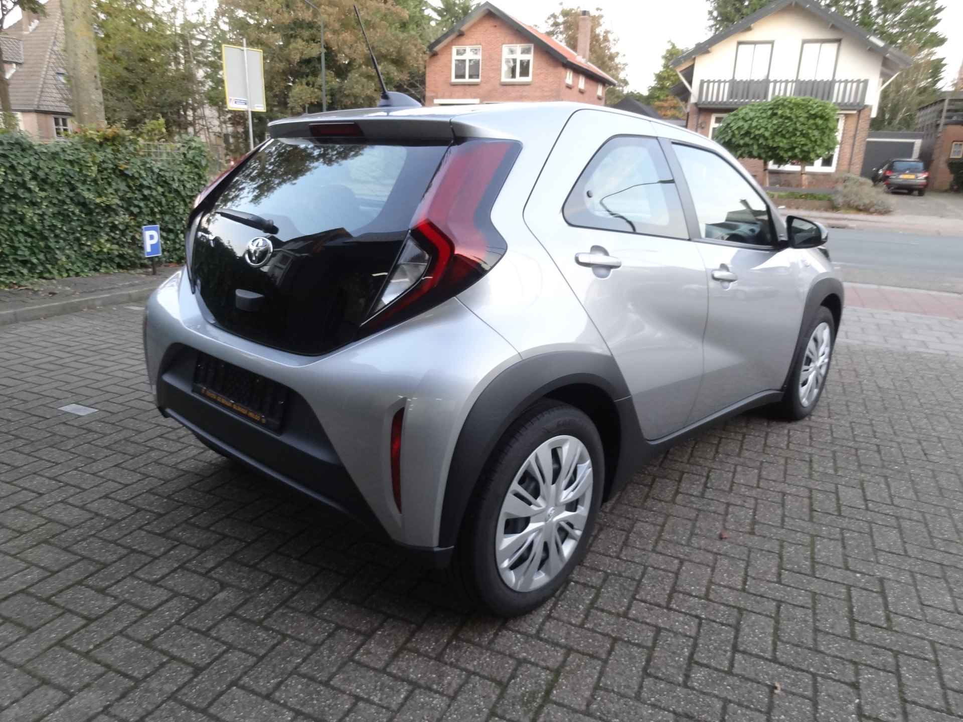 Toyota Aygo X 1.0 VVT-i Automaat play Apple Carplay Android Auto / parkeercamera / 10 jaar garantie / auto komt rechtstreeks van Toyota / rijk - 9/34