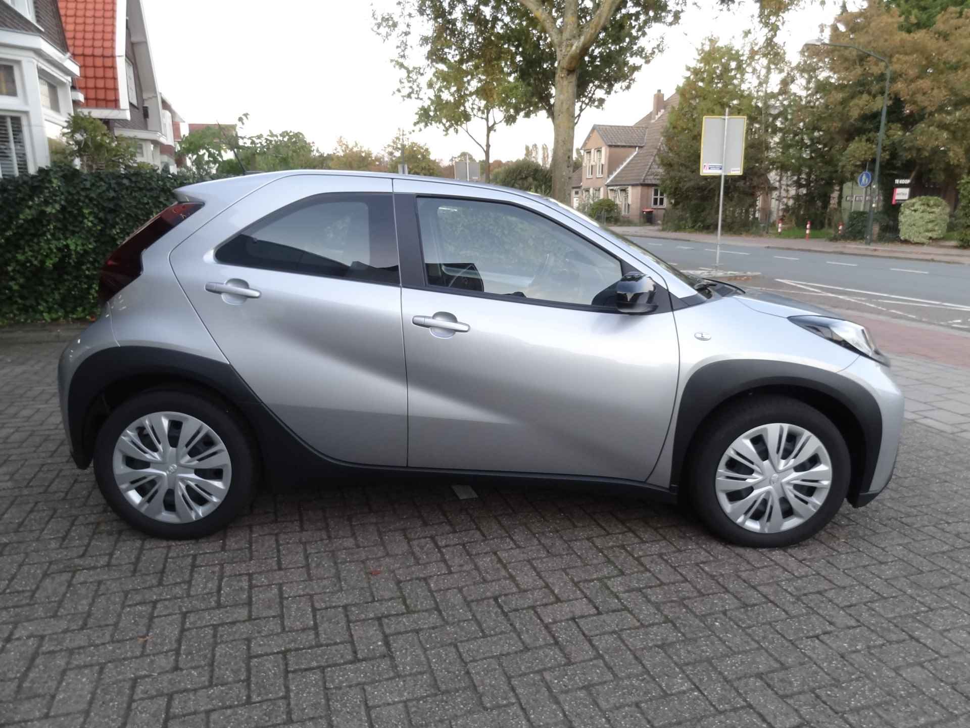 Toyota Aygo X 1.0 VVT-i Automaat play Apple Carplay Android Auto / parkeercamera / 10 jaar garantie / auto komt rechtstreeks van Toyota / rijk - 10/34