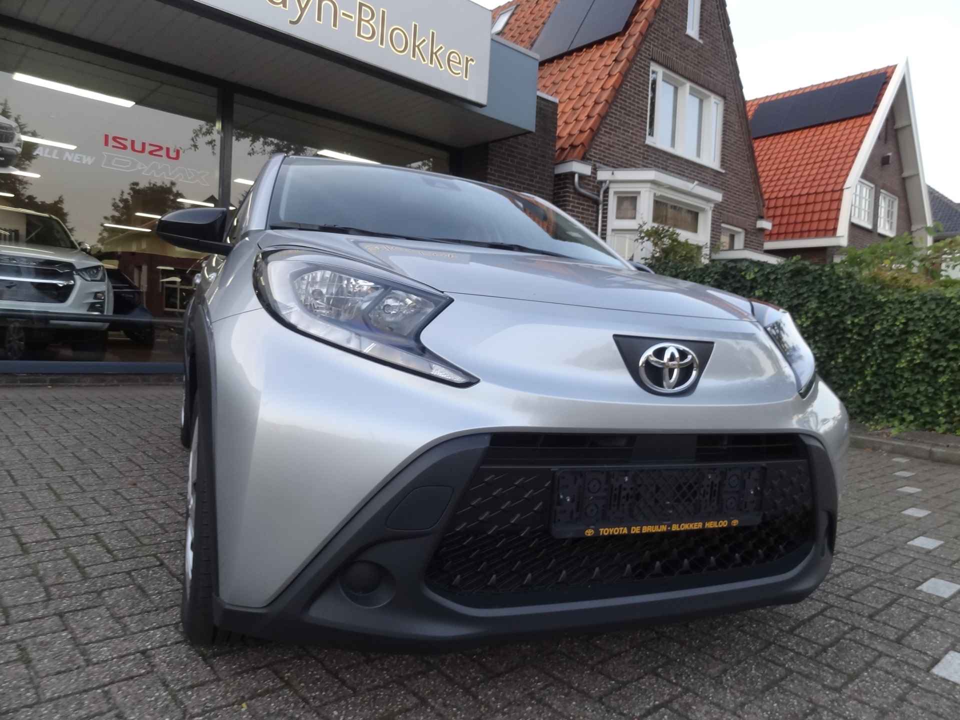 Toyota Aygo X 1.0 VVT-i Automaat play Apple Carplay Android Auto / parkeercamera / 10 jaar garantie / auto komt rechtstreeks van Toyota / rijk - 11/34