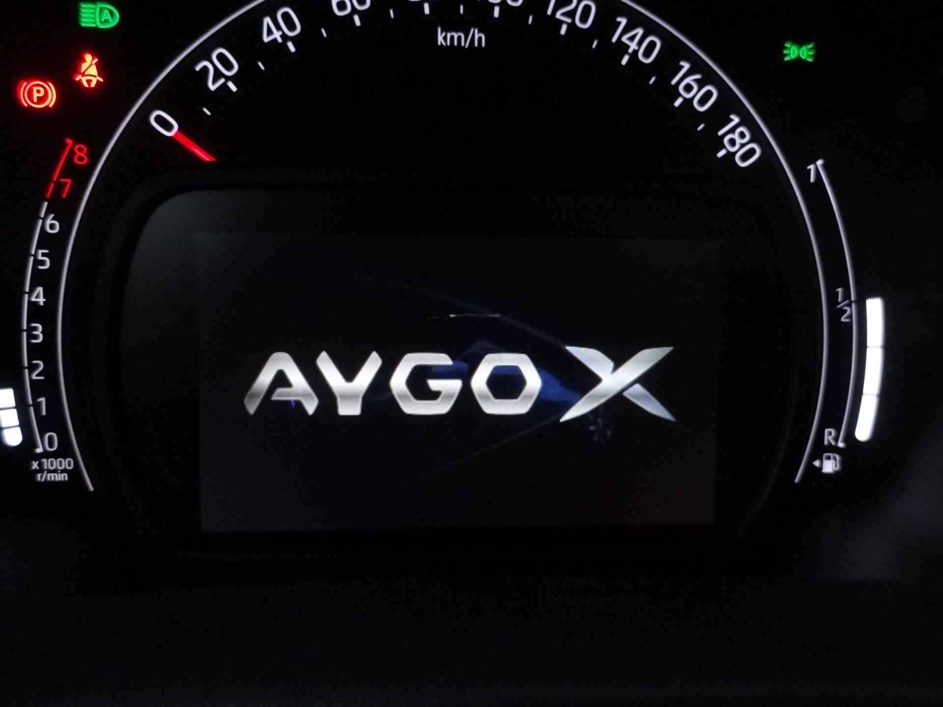 Toyota Aygo X 1.0 VVT-i Automaat play Apple Carplay Android Auto / parkeercamera / 10 jaar garantie / auto komt rechtstreeks van Toyota / rijk - 22/34