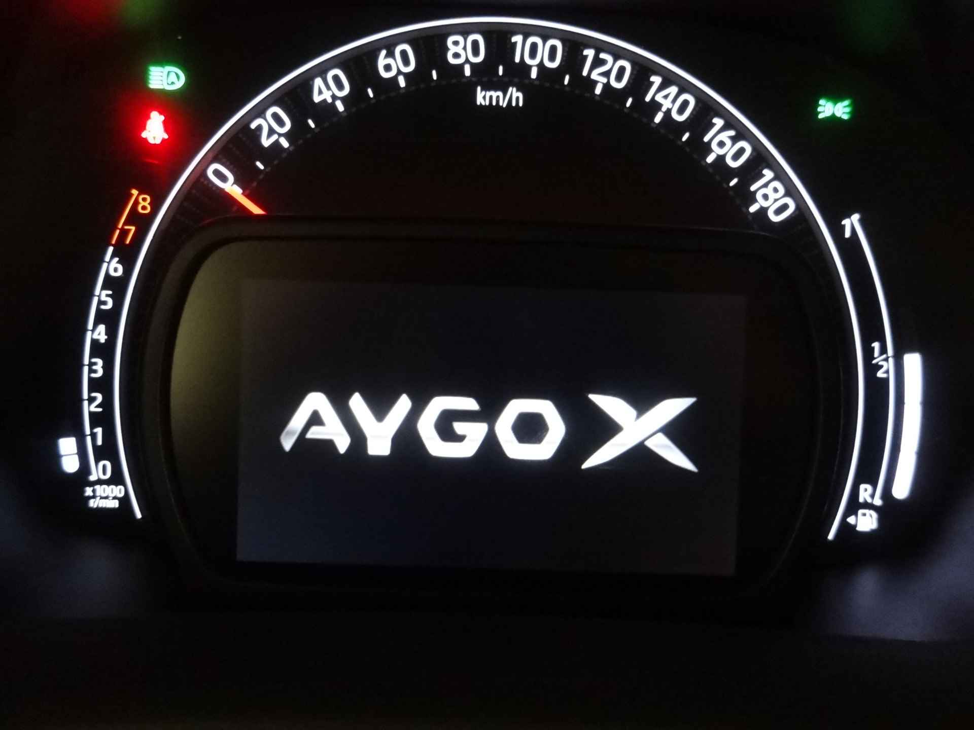 Toyota Aygo X 1.0 VVT-i Automaat play Apple Carplay Android Auto / parkeercamera / 10 jaar garantie / auto komt rechtstreeks van Toyota / rijk - 31/34