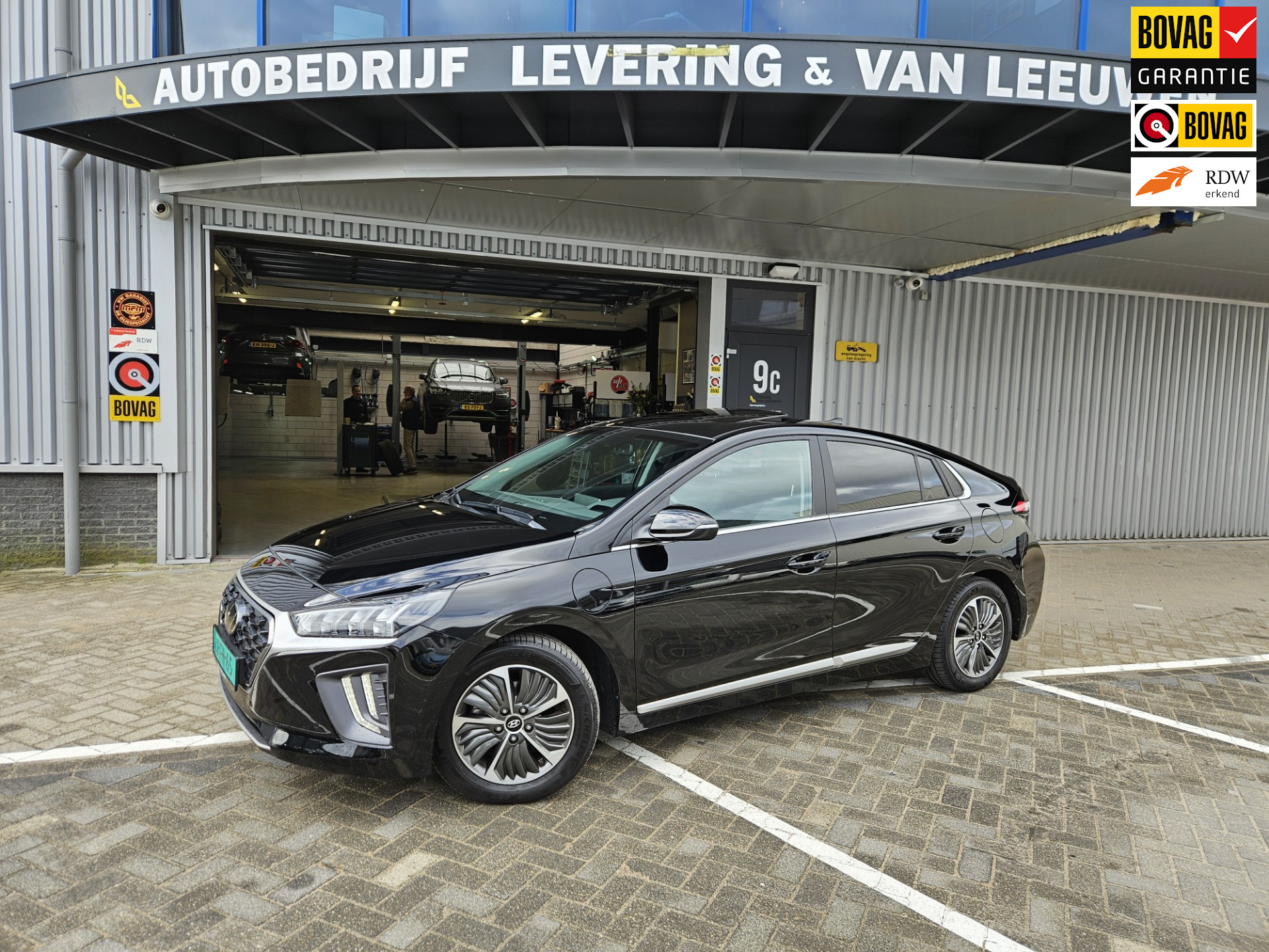 Hyundai IONIQ 1.6 GDi Plug-in Hybrid Premium Design Sky Navigatie/ Rijklaar prijs! bij viaBOVAG.nl