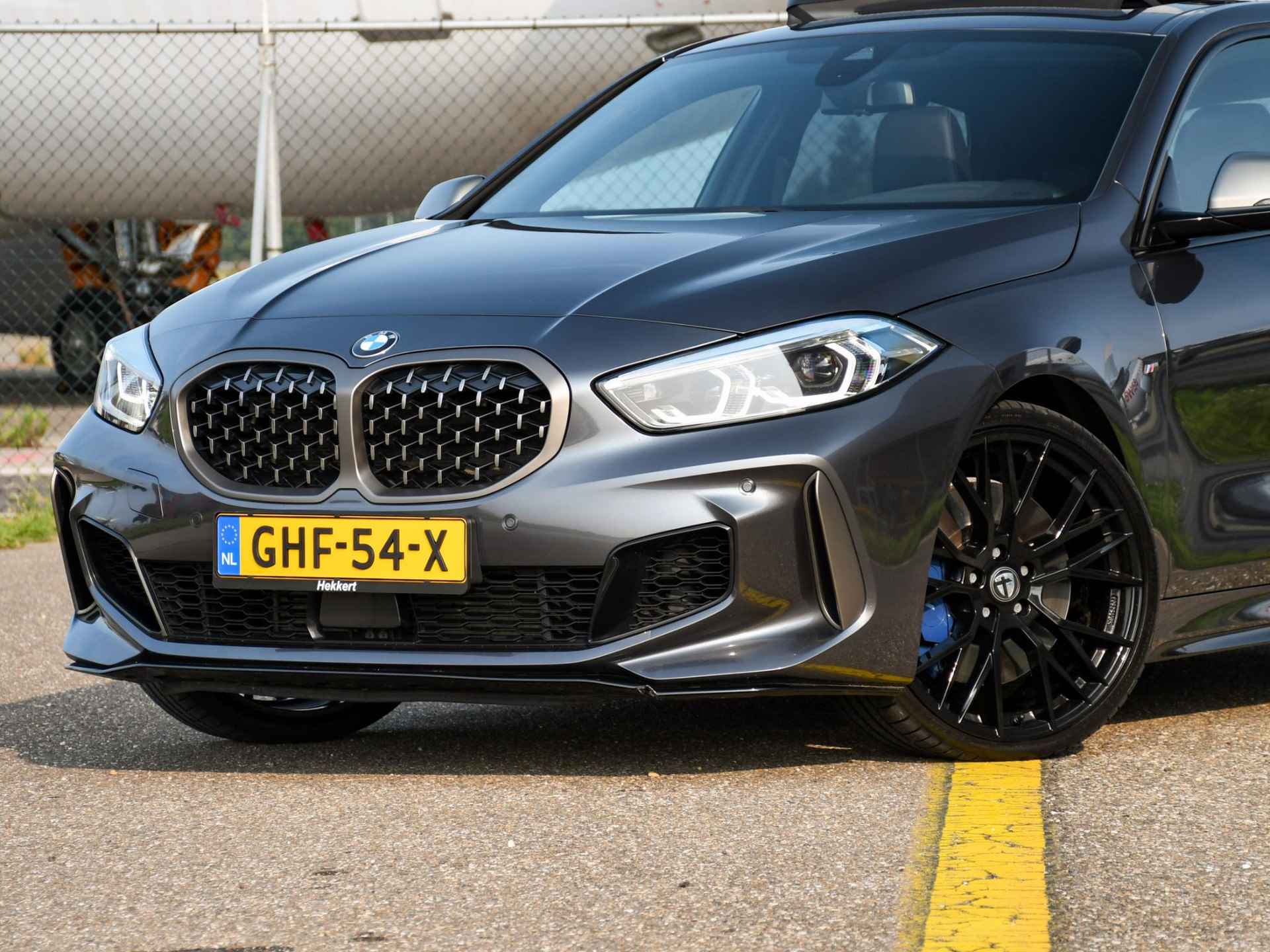 BMW 1-serie M135i xDrive High Executive 2.0 306pk Automaat SCHUIF-DAK | LEDER | DAB | APPLE-CARPLAY | DODE HOEK | PDC - 2/65