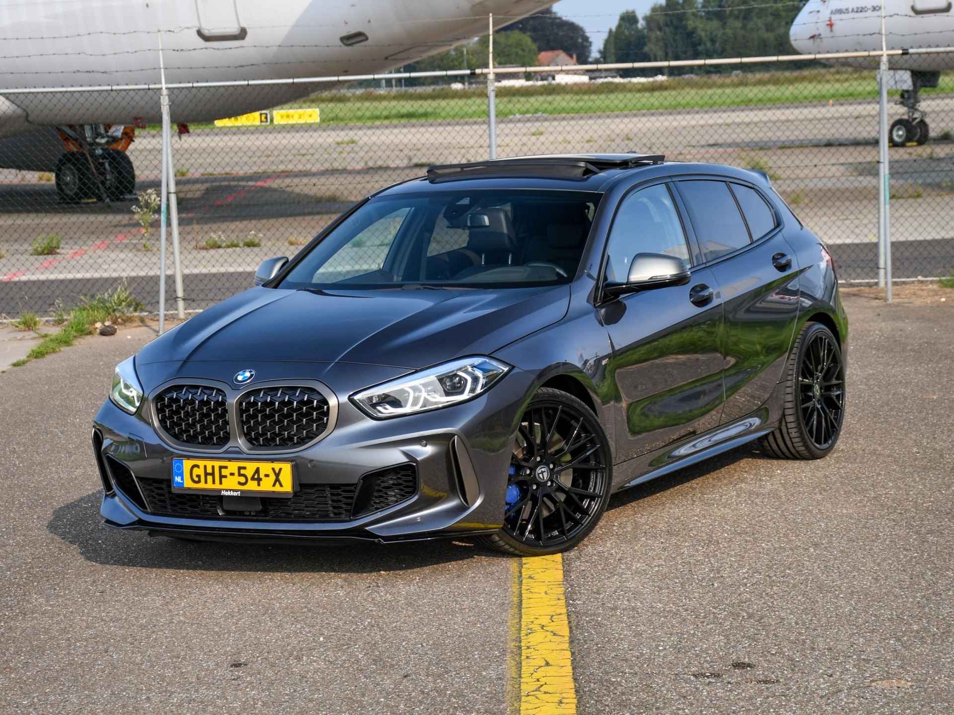 BMW 1-serie M135i xDrive High Executive 2.0 306pk Automaat SCHUIF-DAK | LEDER | DAB | APPLE-CARPLAY | DODE HOEK | PDC - 55/65