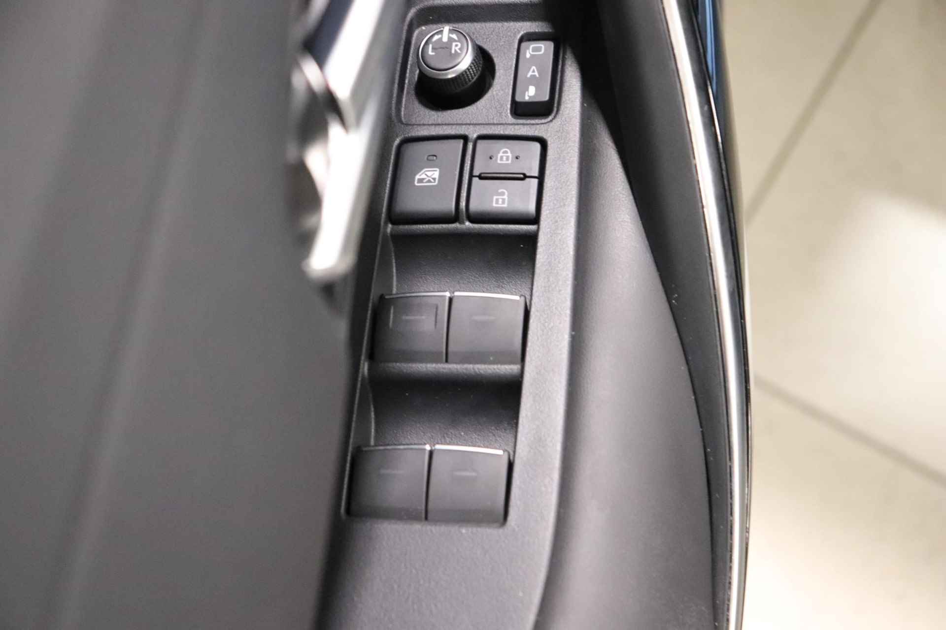 Toyota Corolla Touring Sports 1.8 Hybrid Executive, Navi, Head-Up, BSM, Sensoren voor en achter, Stoelverwarming, Elektrische achterklep! - 17/50