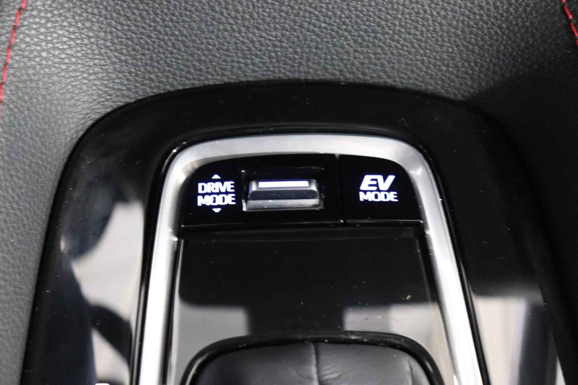 Toyota Corolla Touring Sports 1.8 Hybrid Executive, Navi, Head-Up, BSM, Sensoren voor en achter, Stoelverwarming, Elektrische achterklep! - 43/50