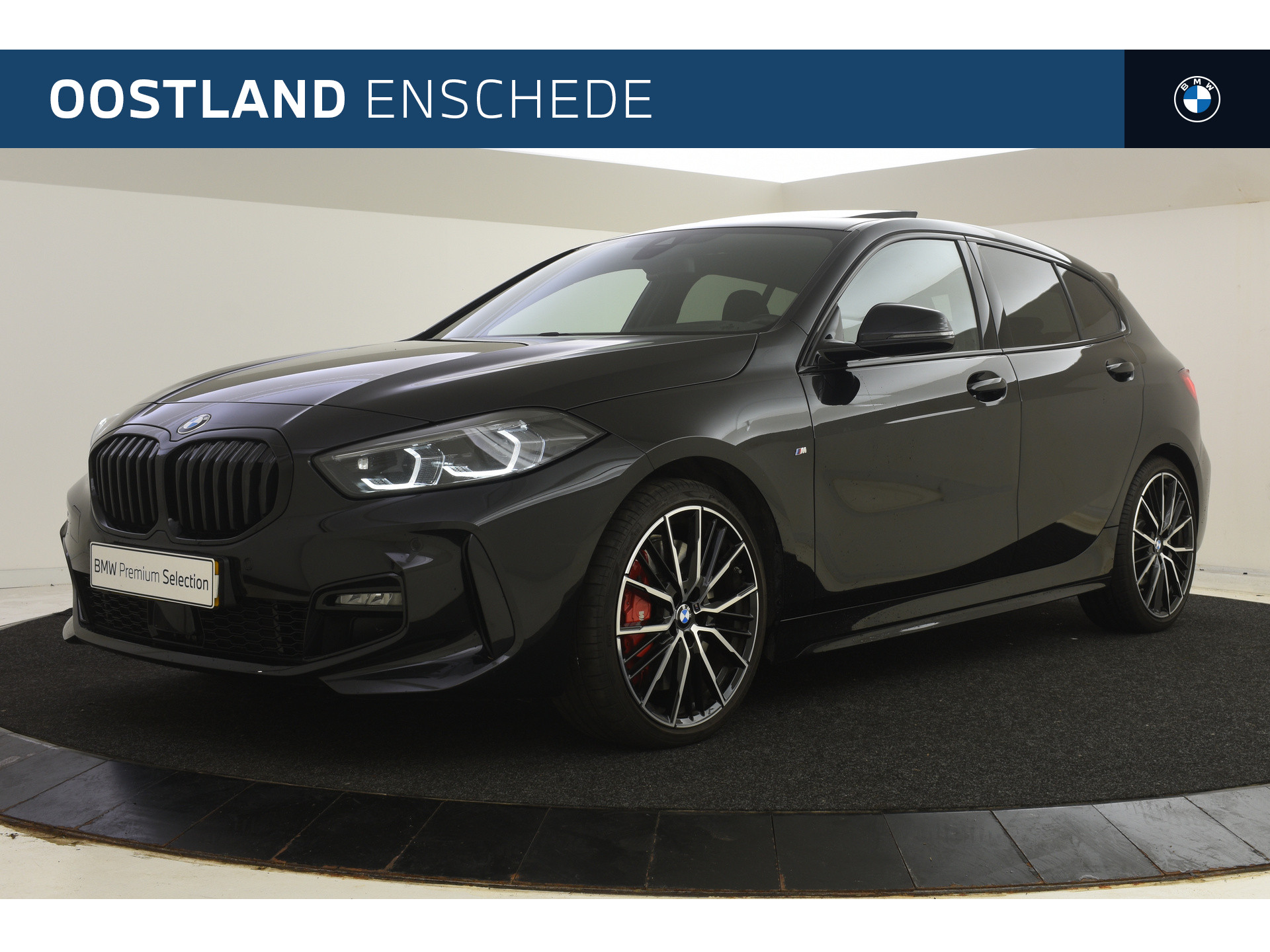 BMW 1-serie 118i M Sport Automaat / Panoramadak / M sportstoelen / Adaptieve LED / Head-Up / Comfort Access / Stoelverwarming / Live Cockpit Professional