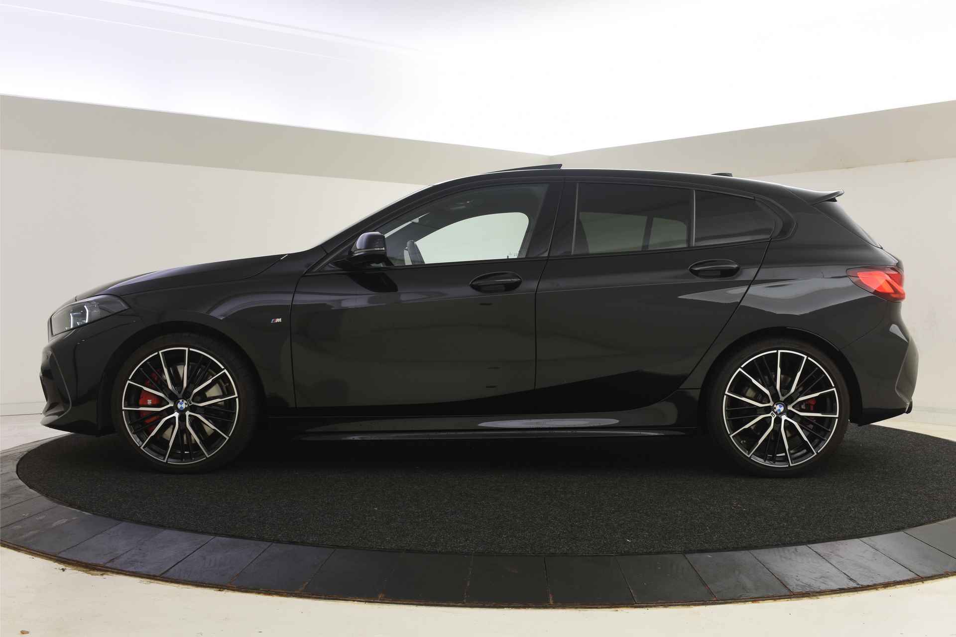 BMW 1-serie 118i M Sport Automaat / Panoramadak / M sportstoelen / Adaptieve LED / Head-Up / Comfort Access / Stoelverwarming / Live Cockpit Professional - 4/54