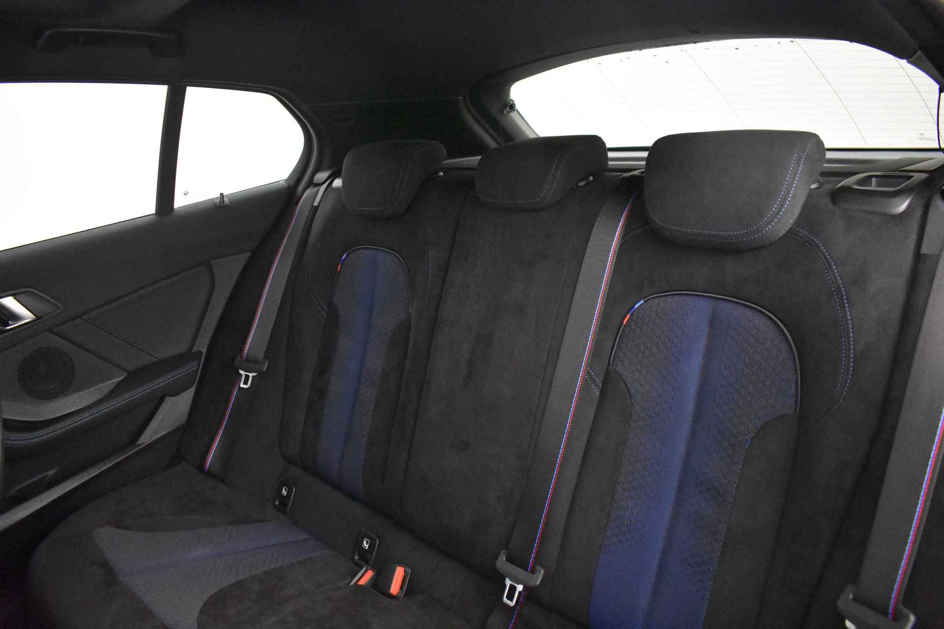 BMW 1-serie 118i M Sport Automaat / Panoramadak / M sportstoelen / Adaptieve LED / Head-Up / Comfort Access / Stoelverwarming / Live Cockpit Professional - 16/54