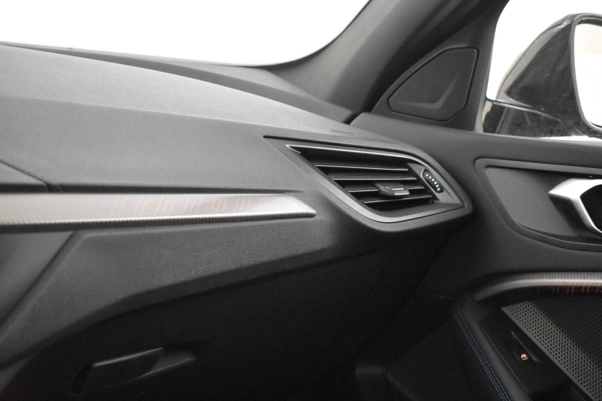 BMW 1-serie 118i M Sport Automaat / Panoramadak / M sportstoelen / Adaptieve LED / Head-Up / Comfort Access / Stoelverwarming / Live Cockpit Professional - 48/54