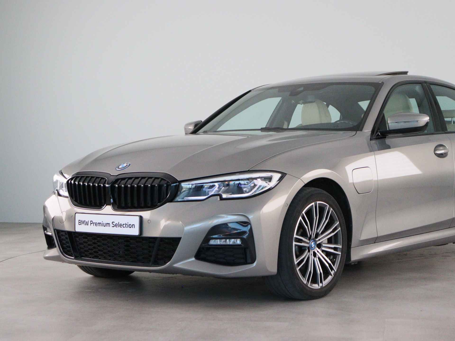 BMW 3 Serie 330e M-Sport - 23/27