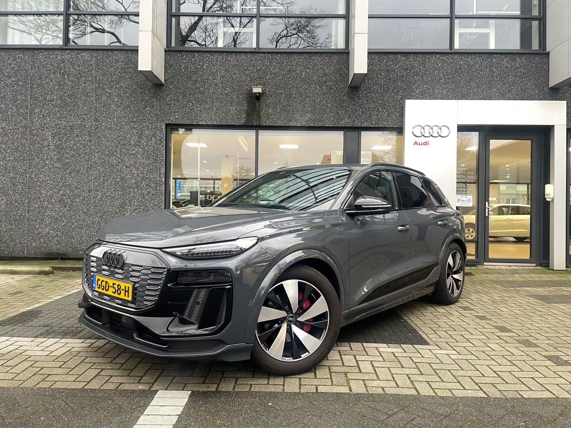 Audi Q6 e-tron First Edition 100 kWh/luchtvering/bang&olufsen/head-up display/ 20 inch/ panoramadak/luchtvering/keyless entry/dodehoek/adaptieve cruise control