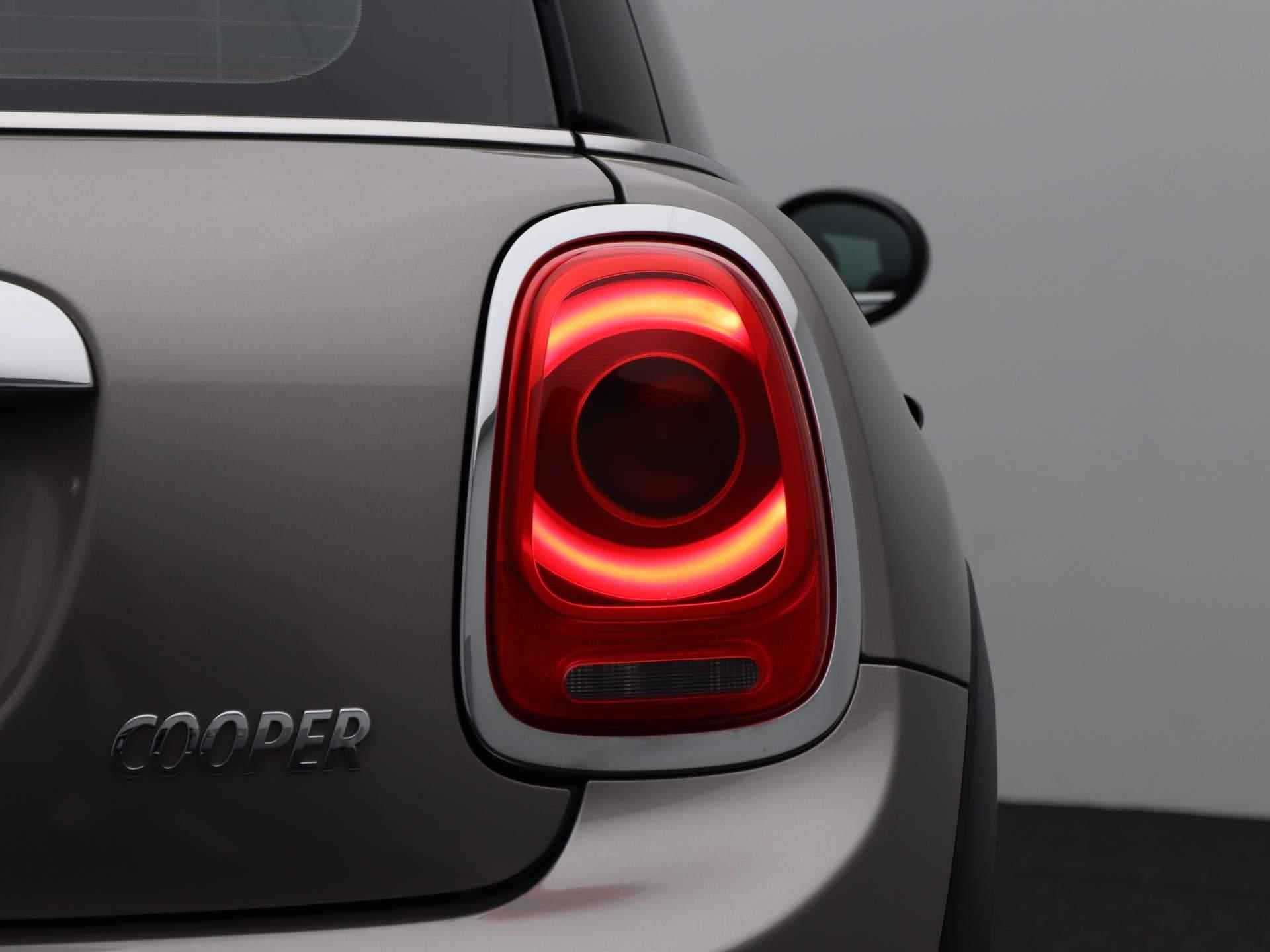 MINI 3-Deurs Cooper Chili Serious Business + Comfort Access + PDC + LED-koplampen + 17'' - 10/39