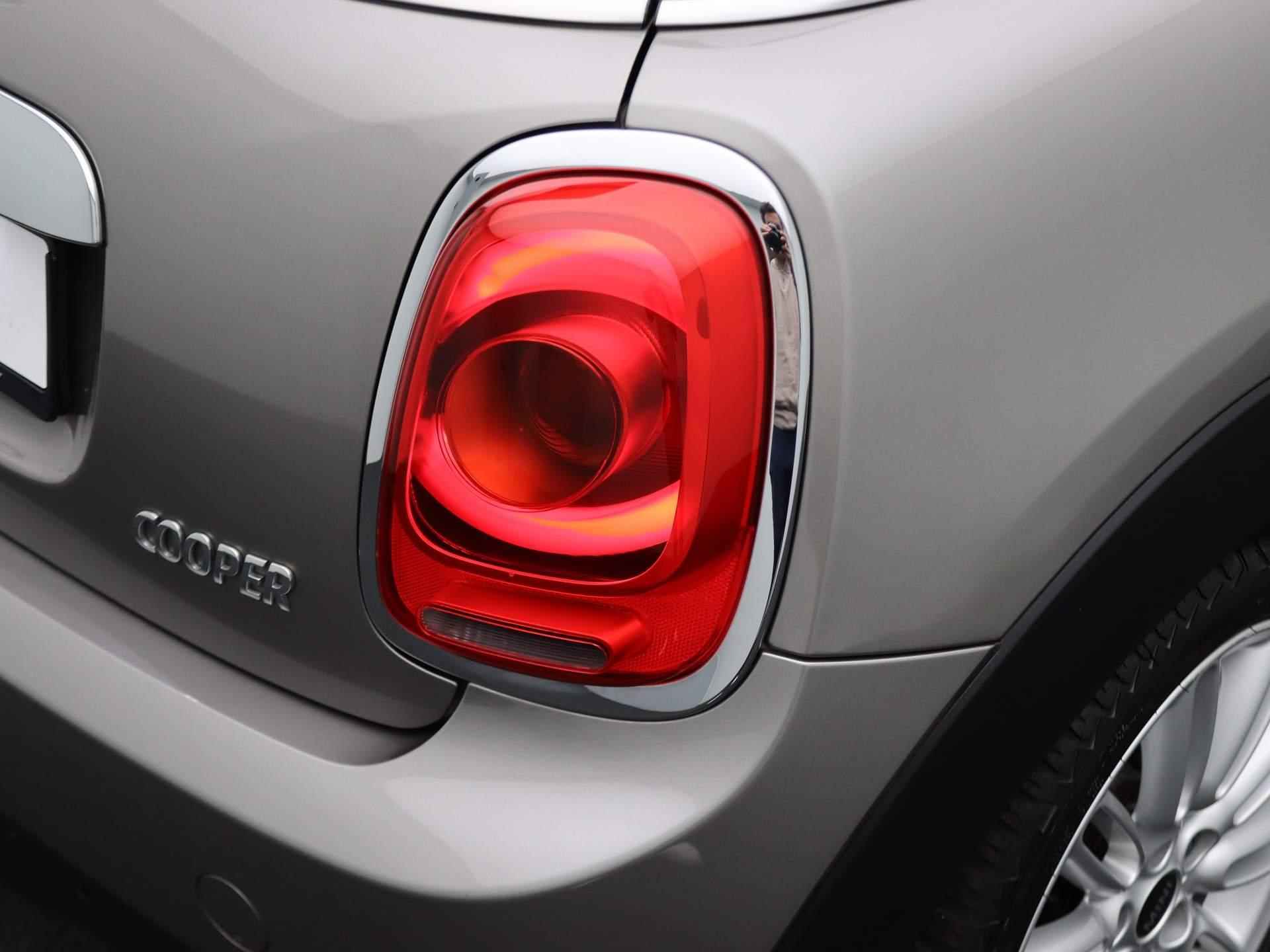 MINI 3-Deurs Cooper Chili Serious Business + Comfort Access + PDC + LED-koplampen + 17'' - 12/39