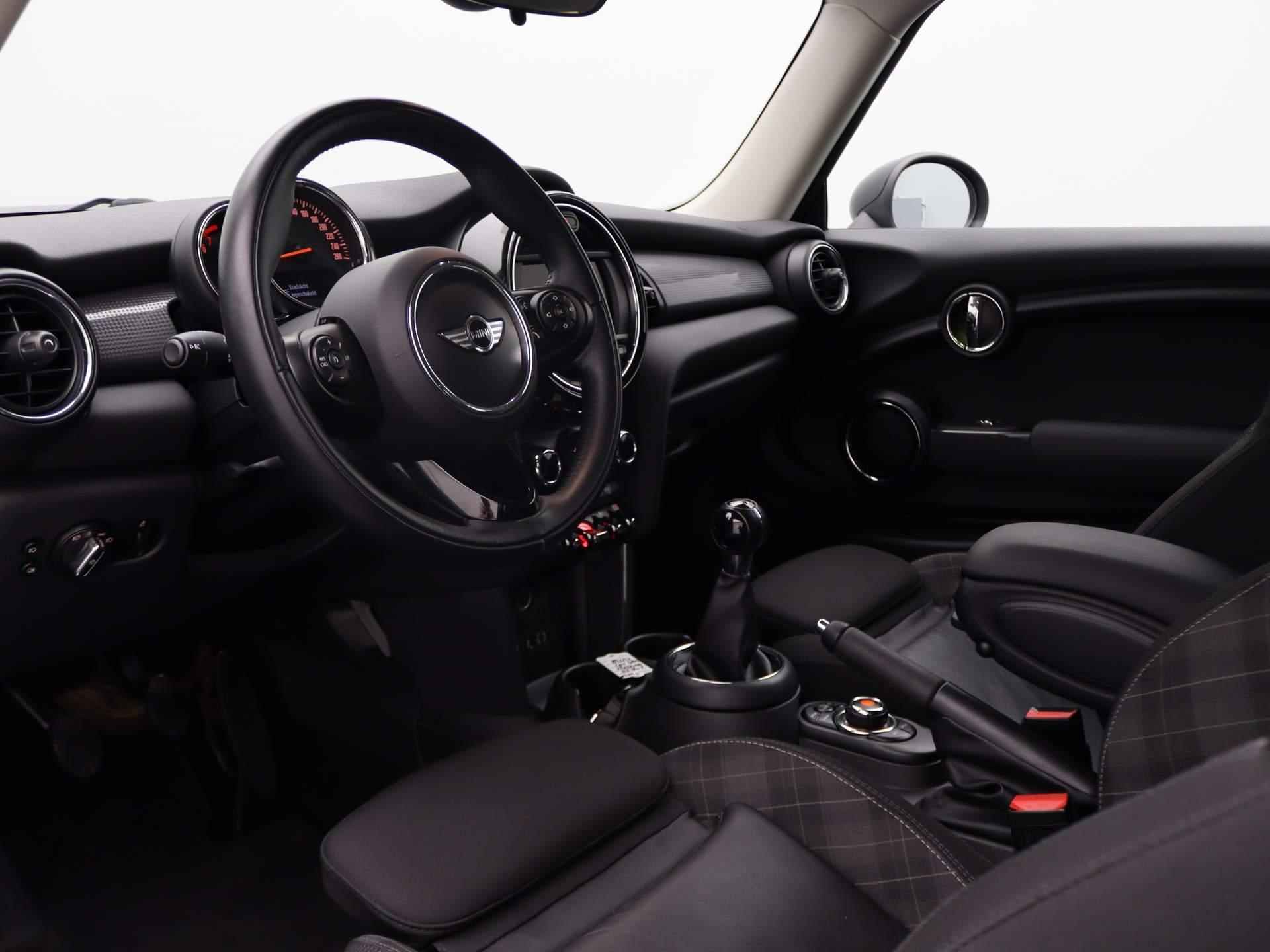 MINI 3-Deurs Cooper Chili Serious Business + Comfort Access + PDC + LED-koplampen + 17'' - 14/39